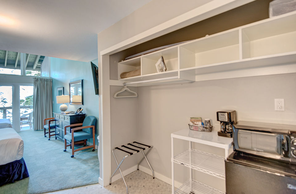 image A glimpse of the kitchenette and closet space complements the welcoming ambiance of this Forest View 2 Queen Bedroom, highlighting the convenient features of this inviting accommodation.