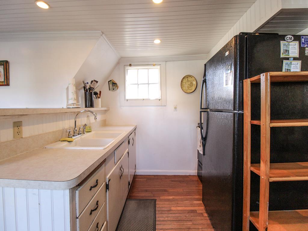 image Fully equipped kitchen with modern appliances and ample counter space—perfect for prepping beachside meals.