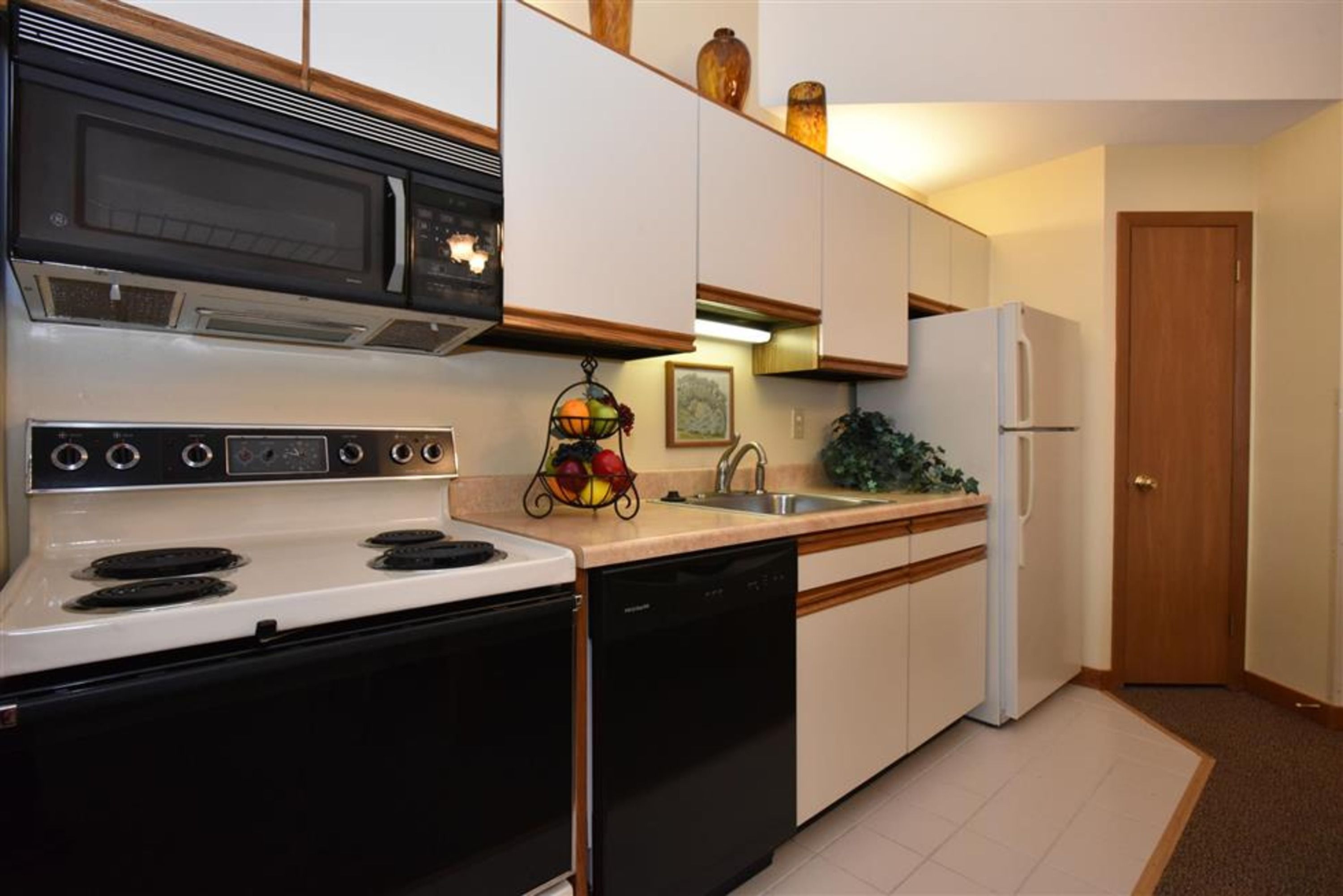 image Fully equipped kitchen with modern appliances, ideal for preparing meals between mountain adventures.