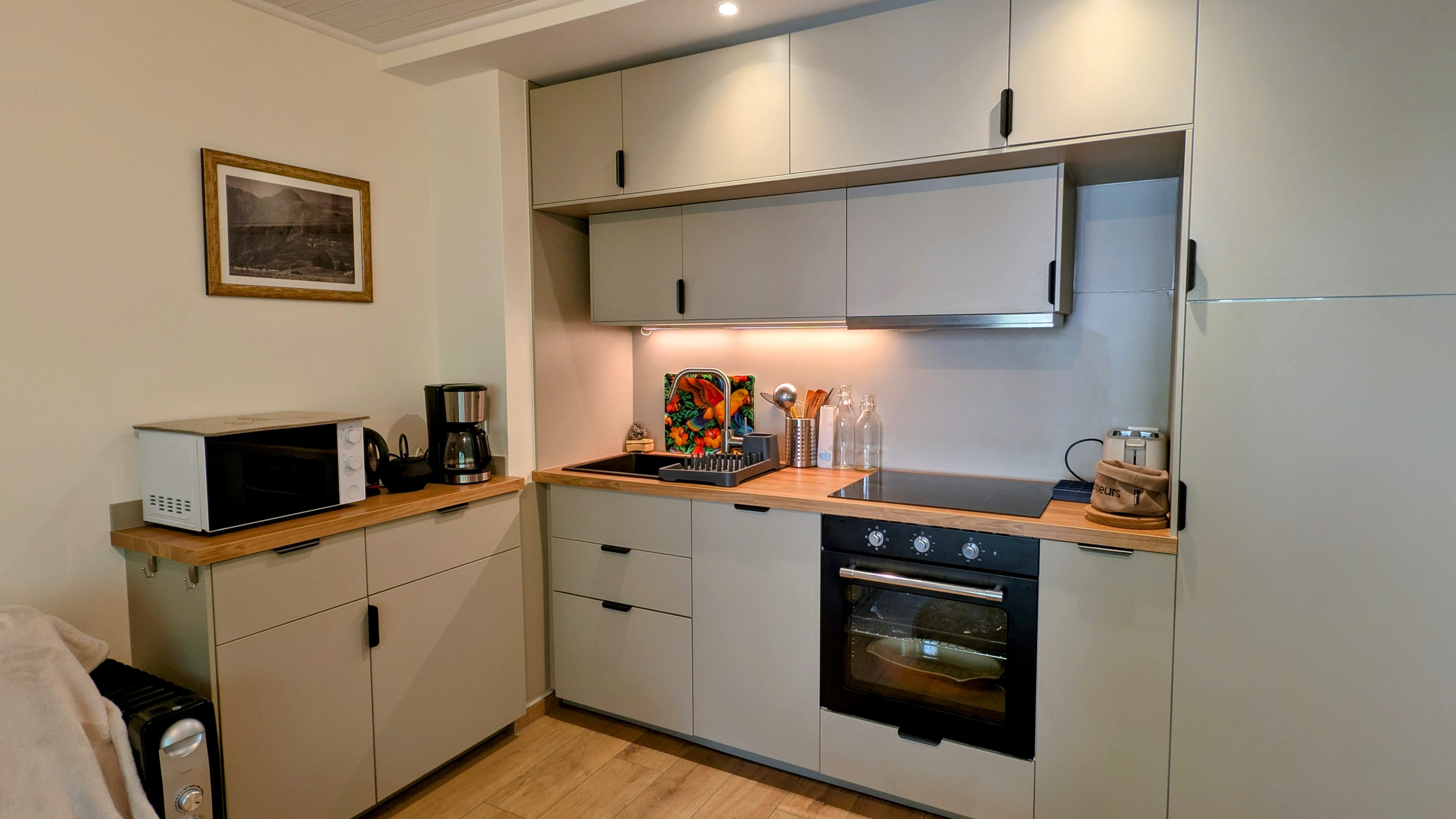 image Fully equipped kitchen with oven, microwave, dishwasher, and all the essentials for easy home cooking.