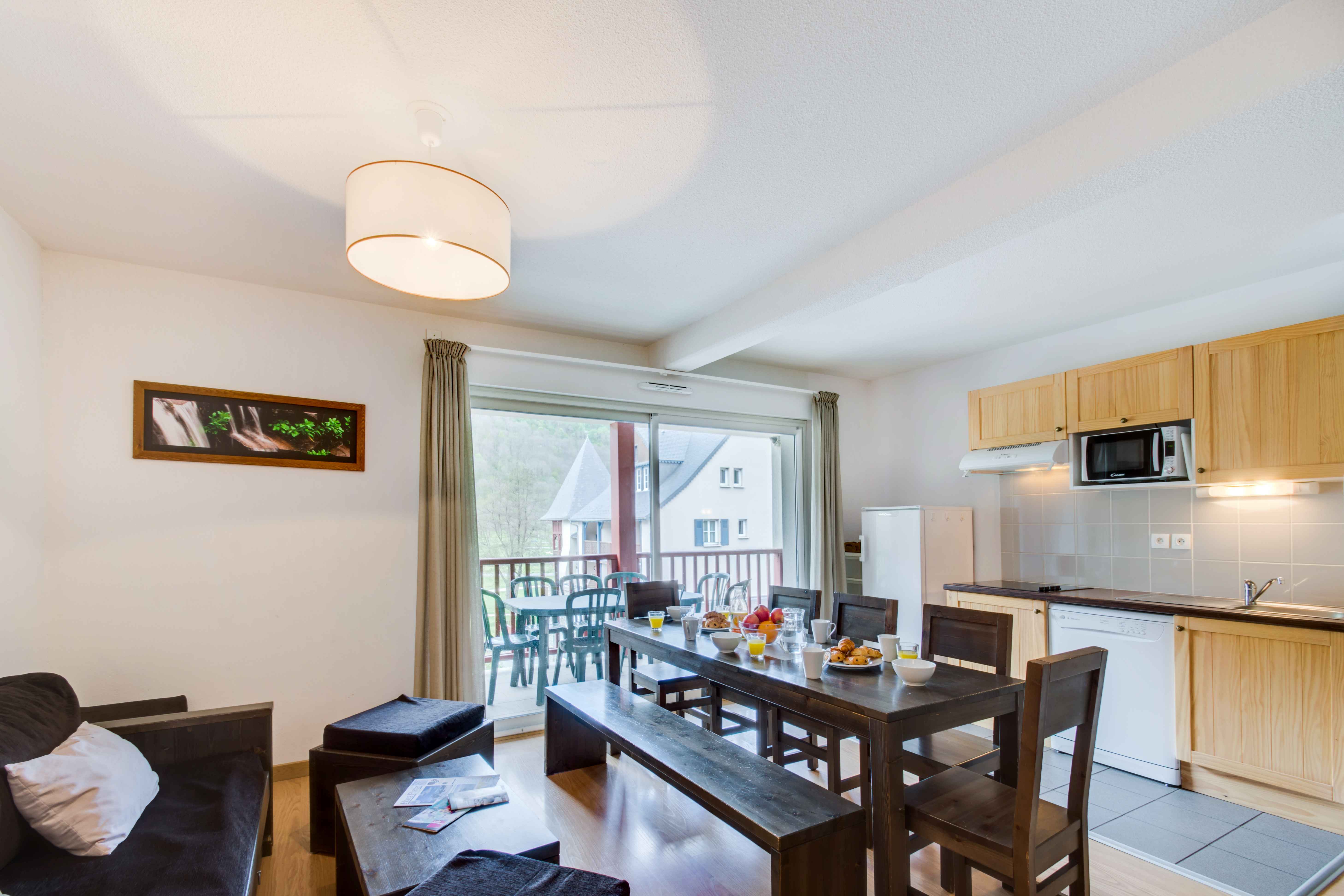 image Open-plan living space with a cozy atmosphere and plenty of natural light — ideal for relaxing or spending time with family and friends.