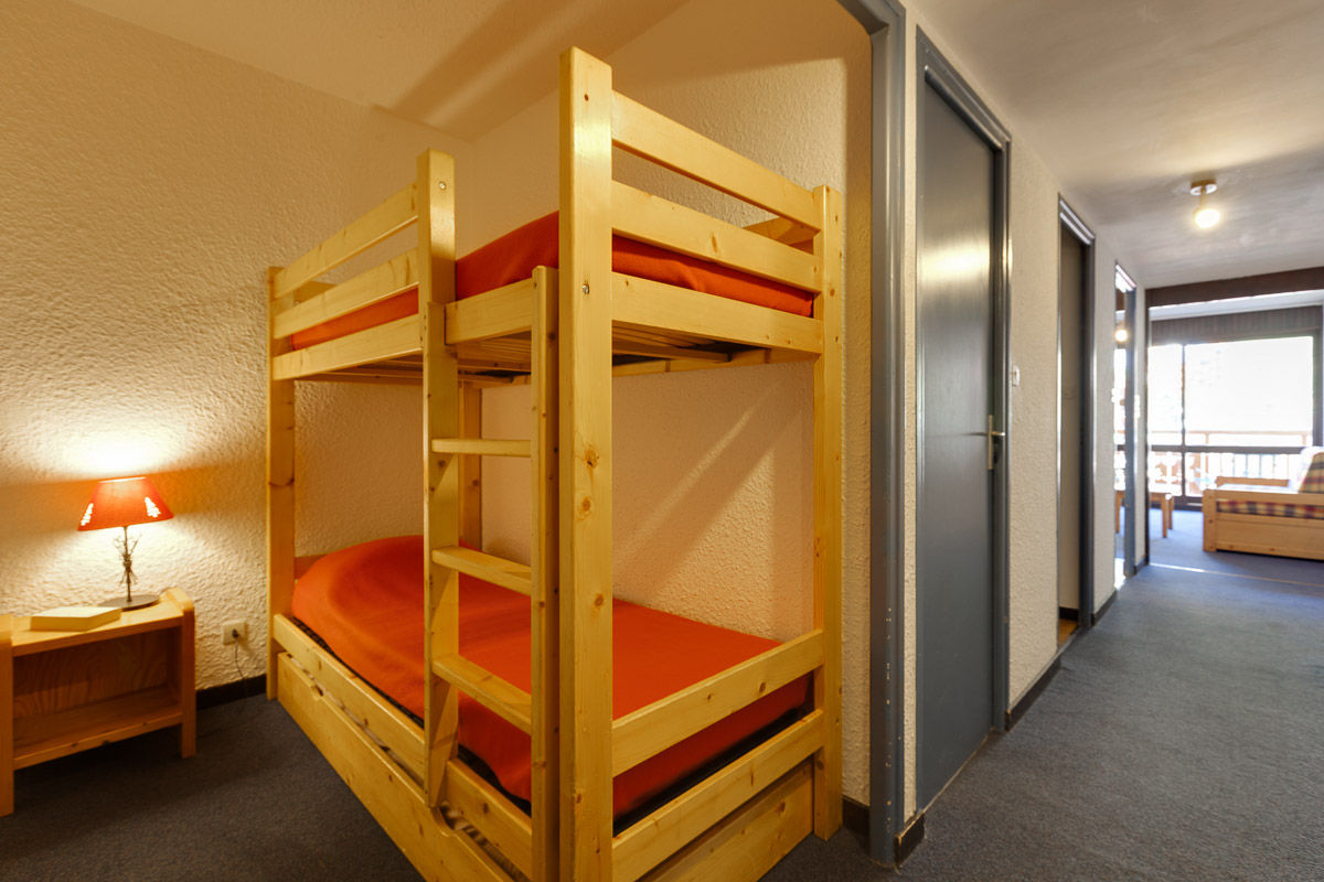 image Cozy sleeping alcove with bunk beds, ideal for families.