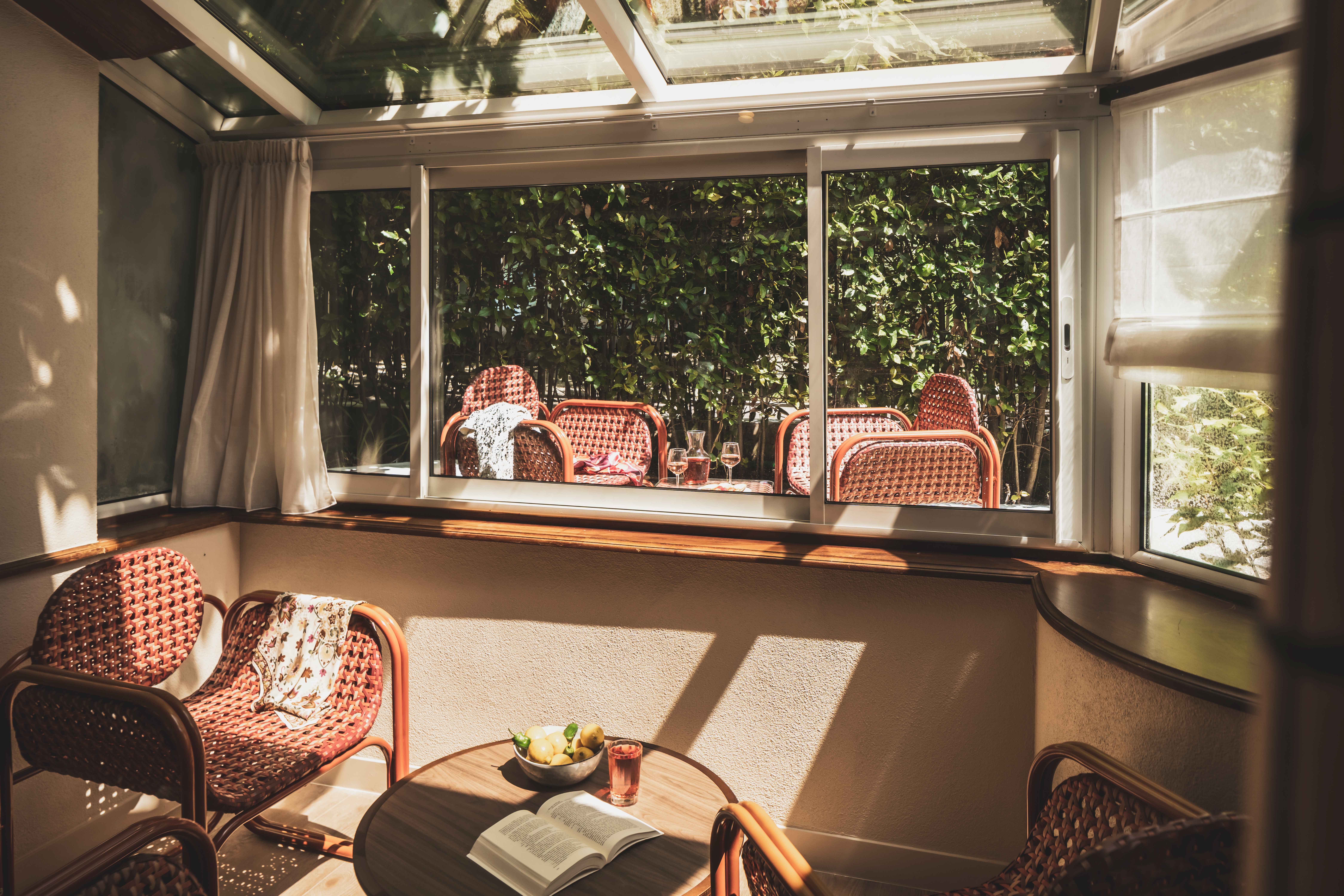 image Bathed in natural light, the veranda invites slow mornings and golden afternoons surrounded by the calm of the park.