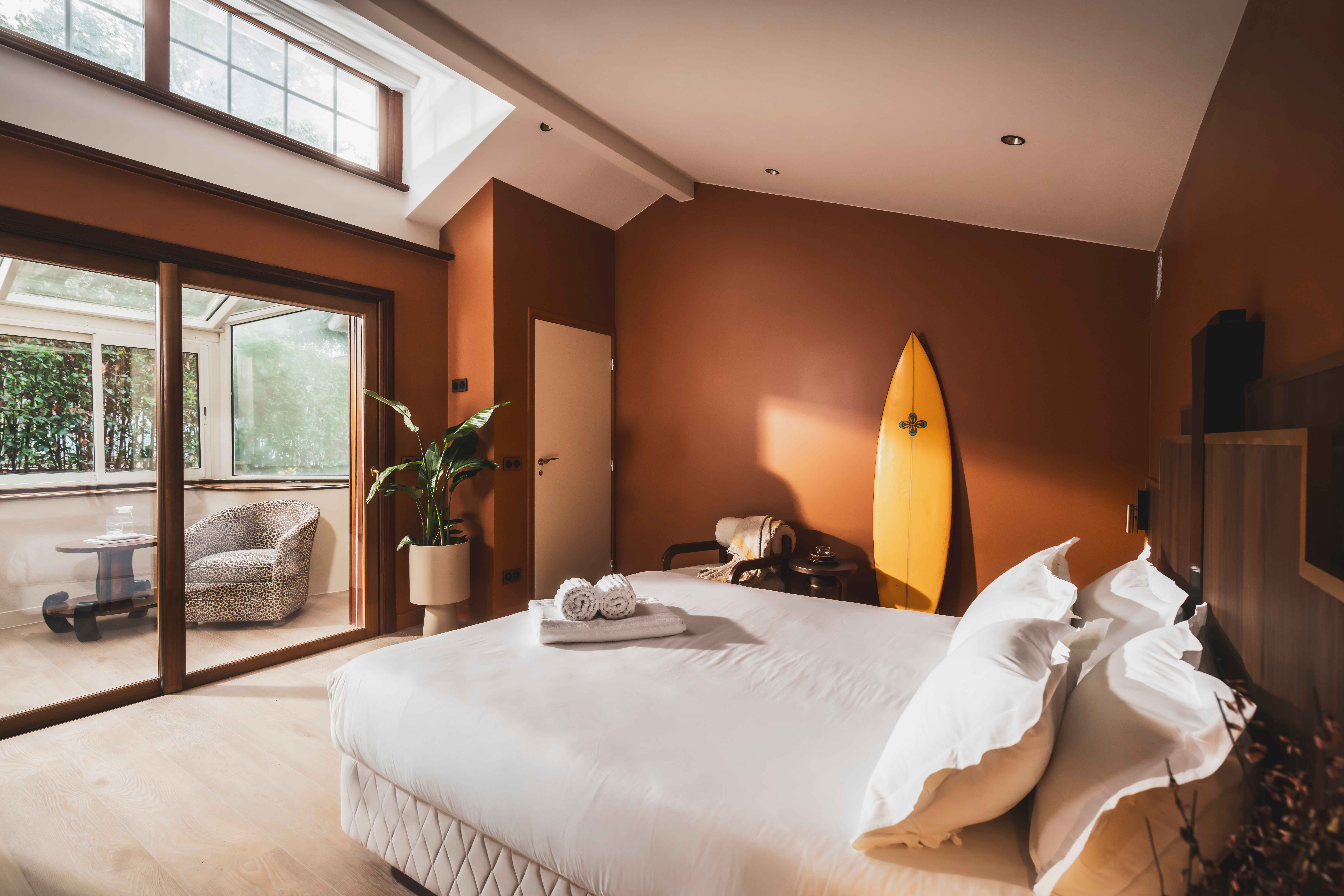 image A bright and spacious bedroom where warm tones and soft fabrics create an atmosphere of quiet sophistication.