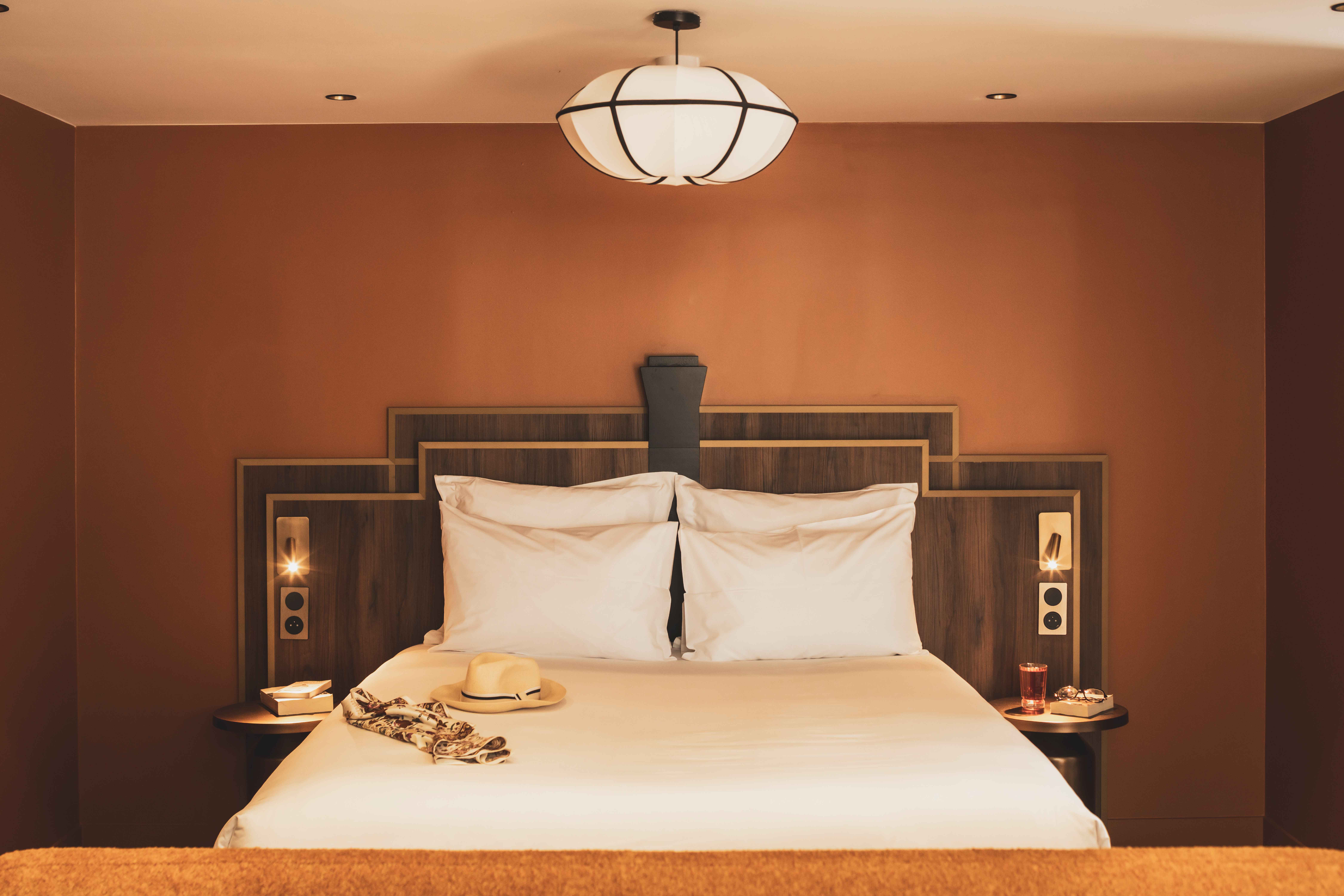 image Refined bedroom in warm tones and soft lighting, creating a peaceful atmosphere surrounded by the park’s lush greenery.