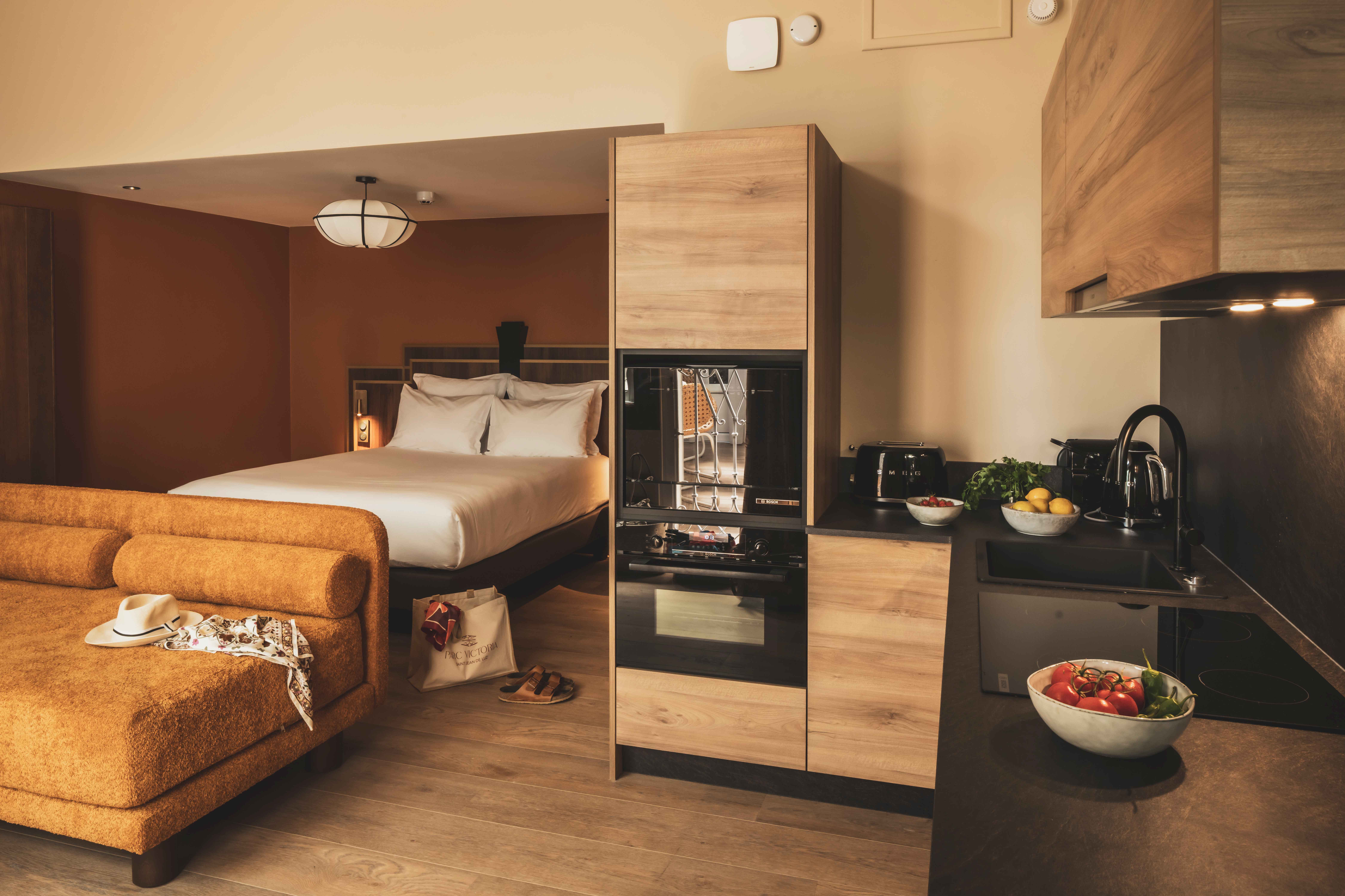 image Bright open-plan studio with cozy seating and a fully equipped kitchenette, ideal for relaxing after a day exploring Saint-Jean-de-Luz.