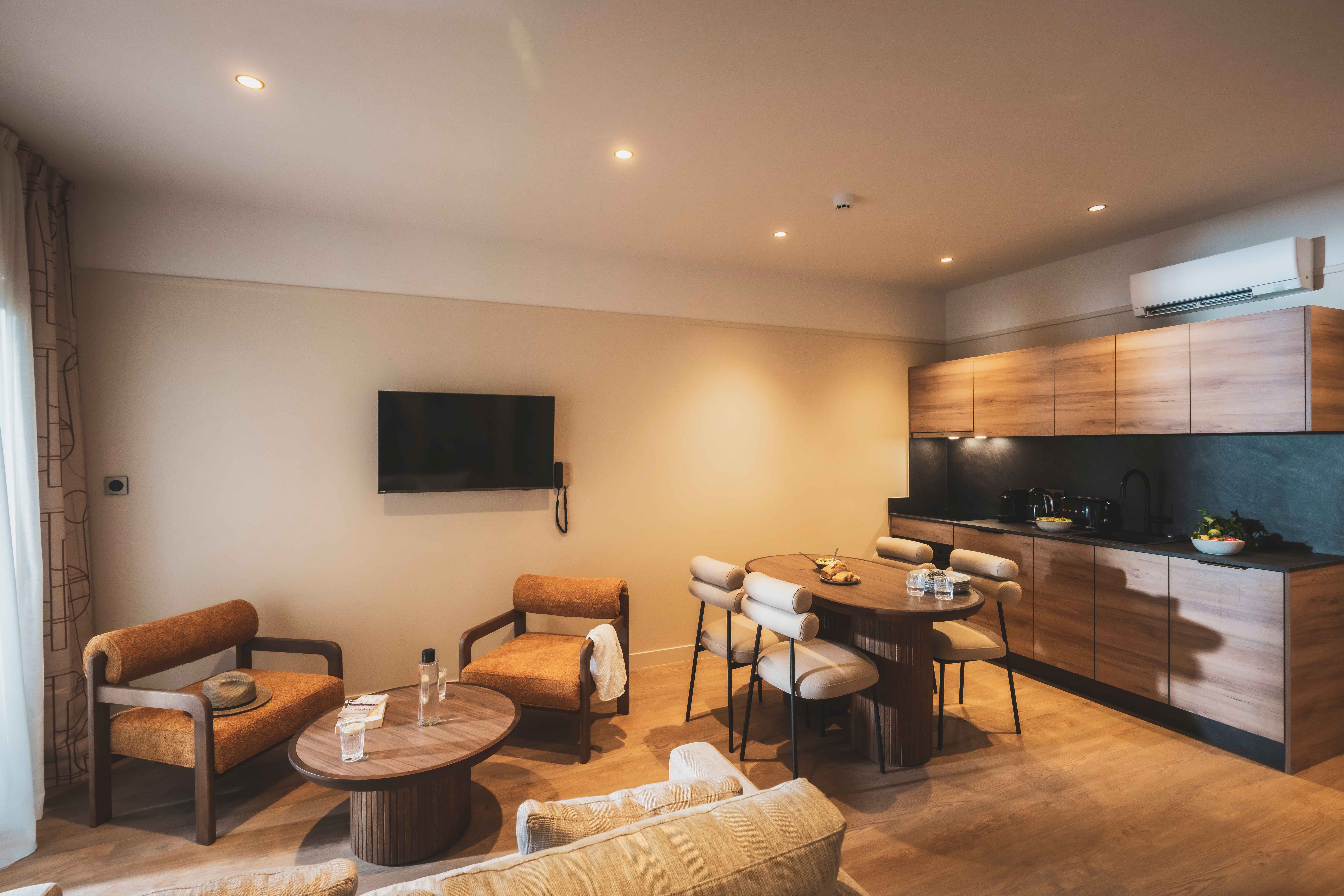 image Bright living area with elegant furnishings and soft natural light, ideal for relaxing after a day exploring Saint-Jean-de-Luz.