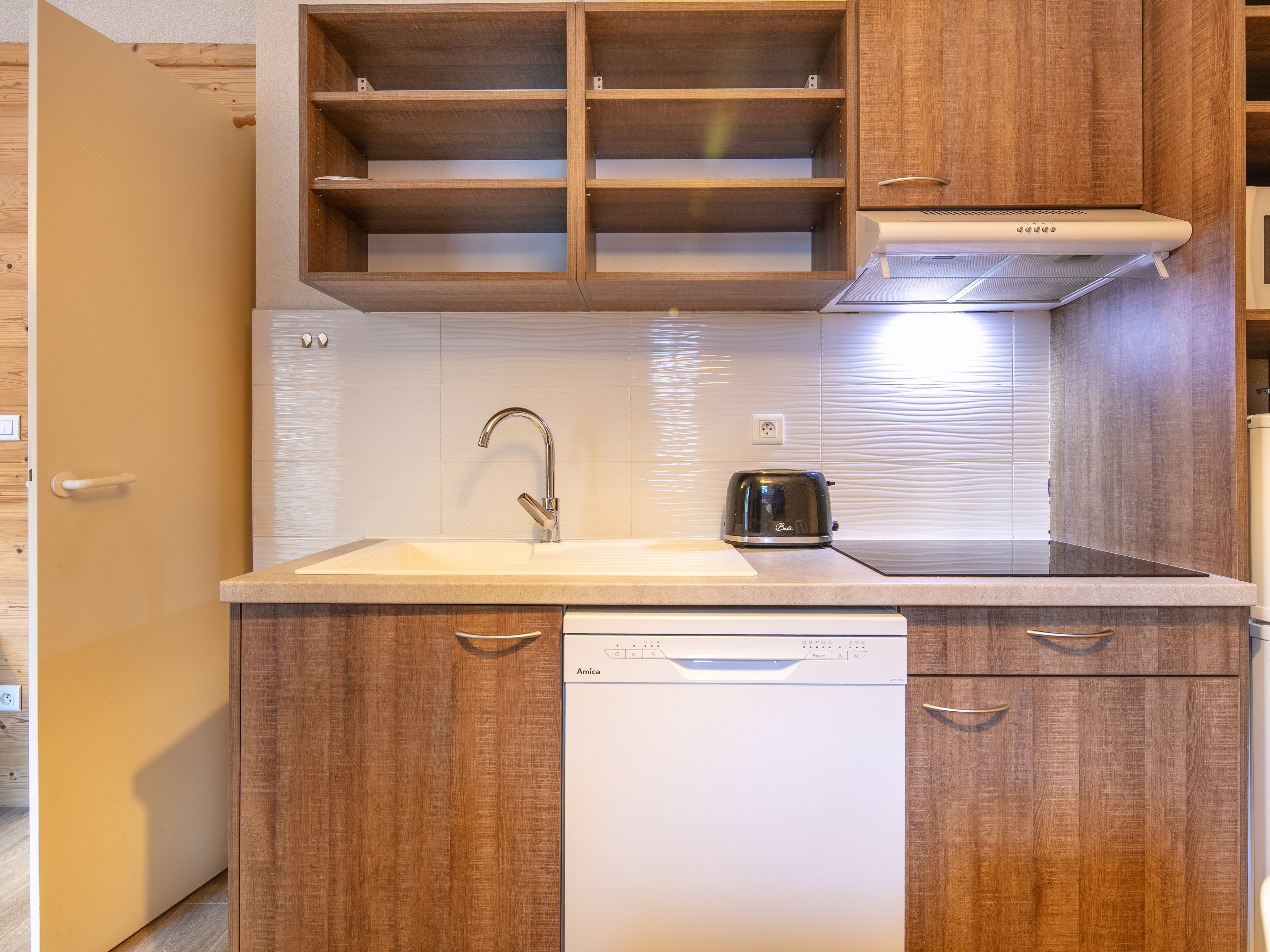 image This well-equipped kitchen boasts modern amenities amidst a warm alpine atmosphere, ensuring comfort and convenience for all guests.