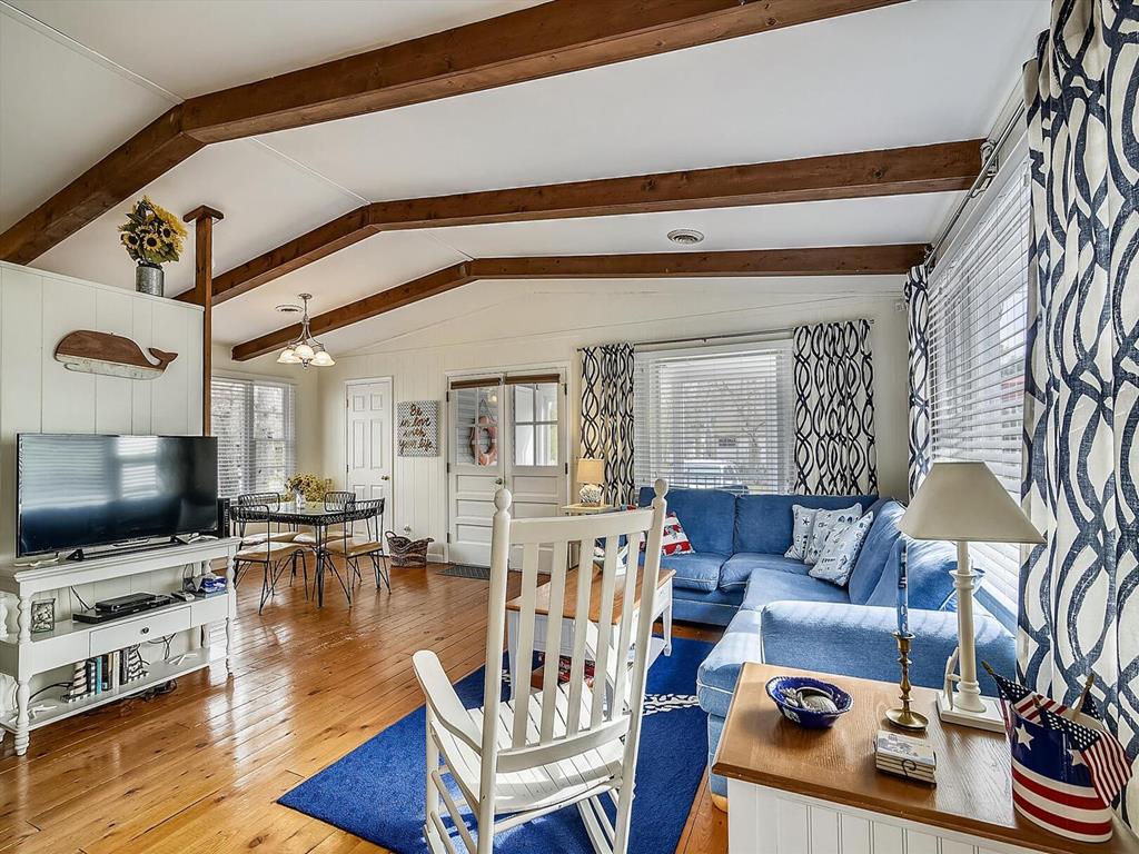 image Highlighting an open floor plan, this inviting living room features comfortable seating and ample natural light, perfect for entertaining.