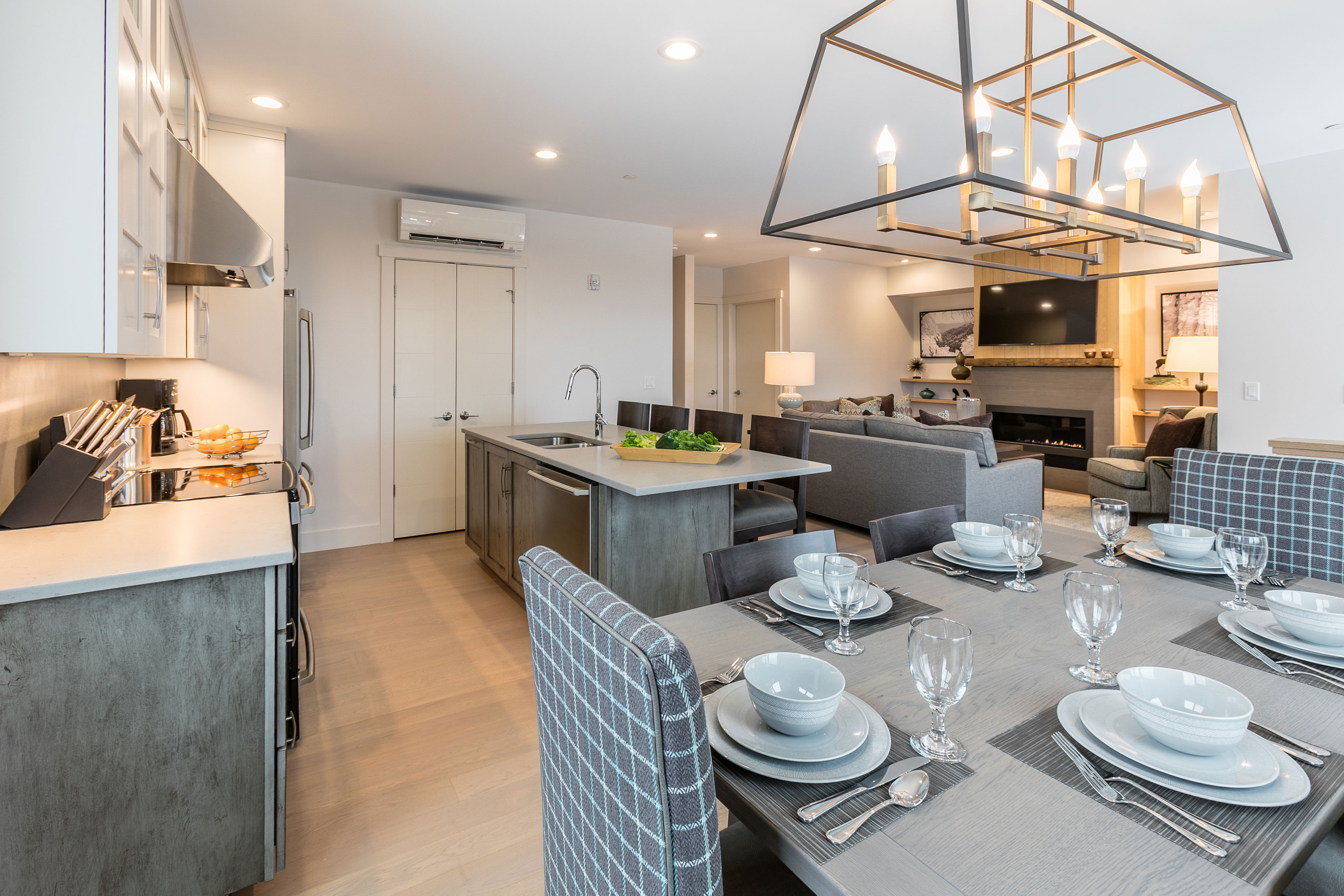 image Featuring an open-concept layout, the fully equipped kitchen flows seamlessly into the dining area, making it ideal for shared meals and entertaining.