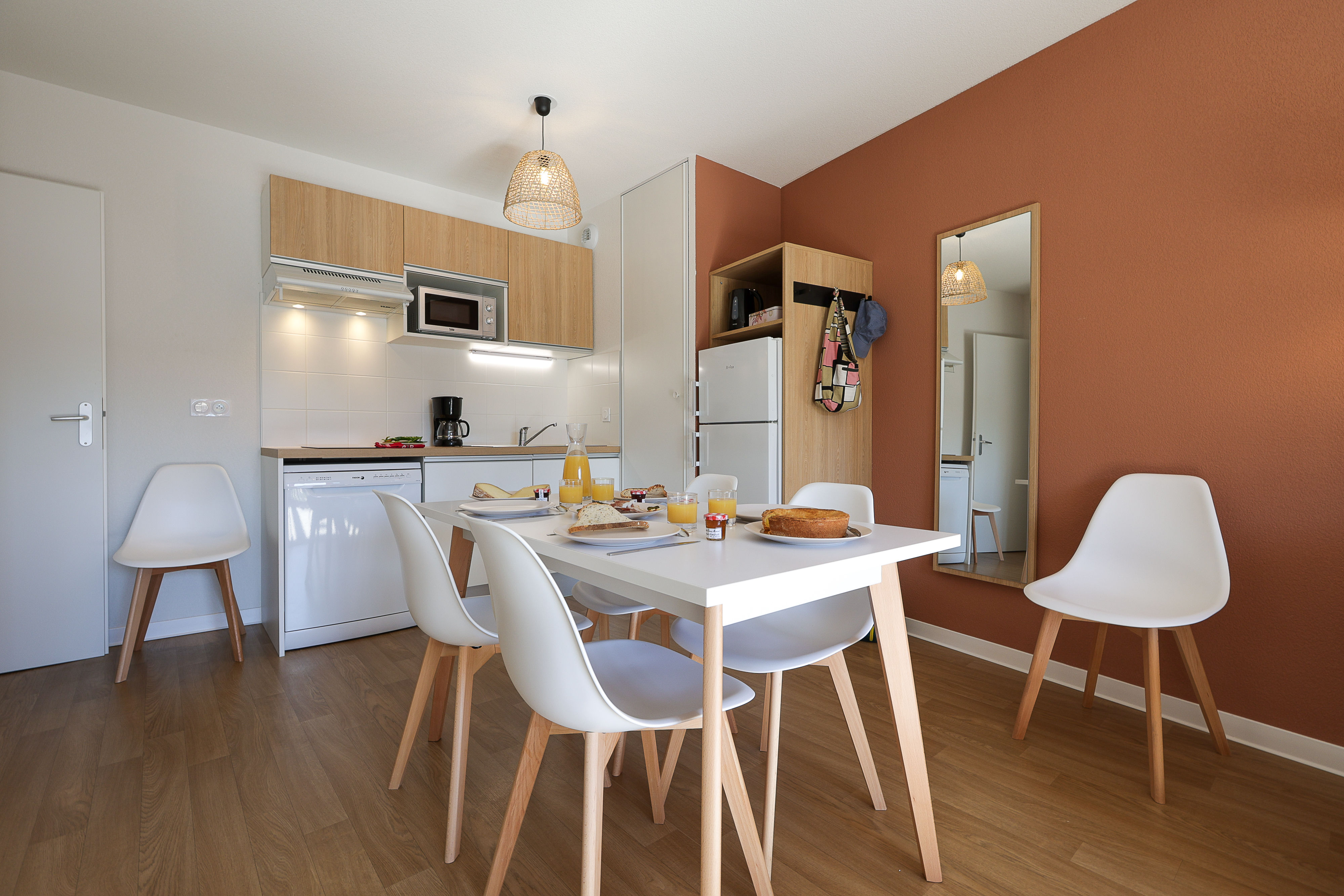 image A fully equipped kitchen means you can cook in and keep things flexible, whether you're preparing a quick lunch between pool sessions or a proper dinner for six.