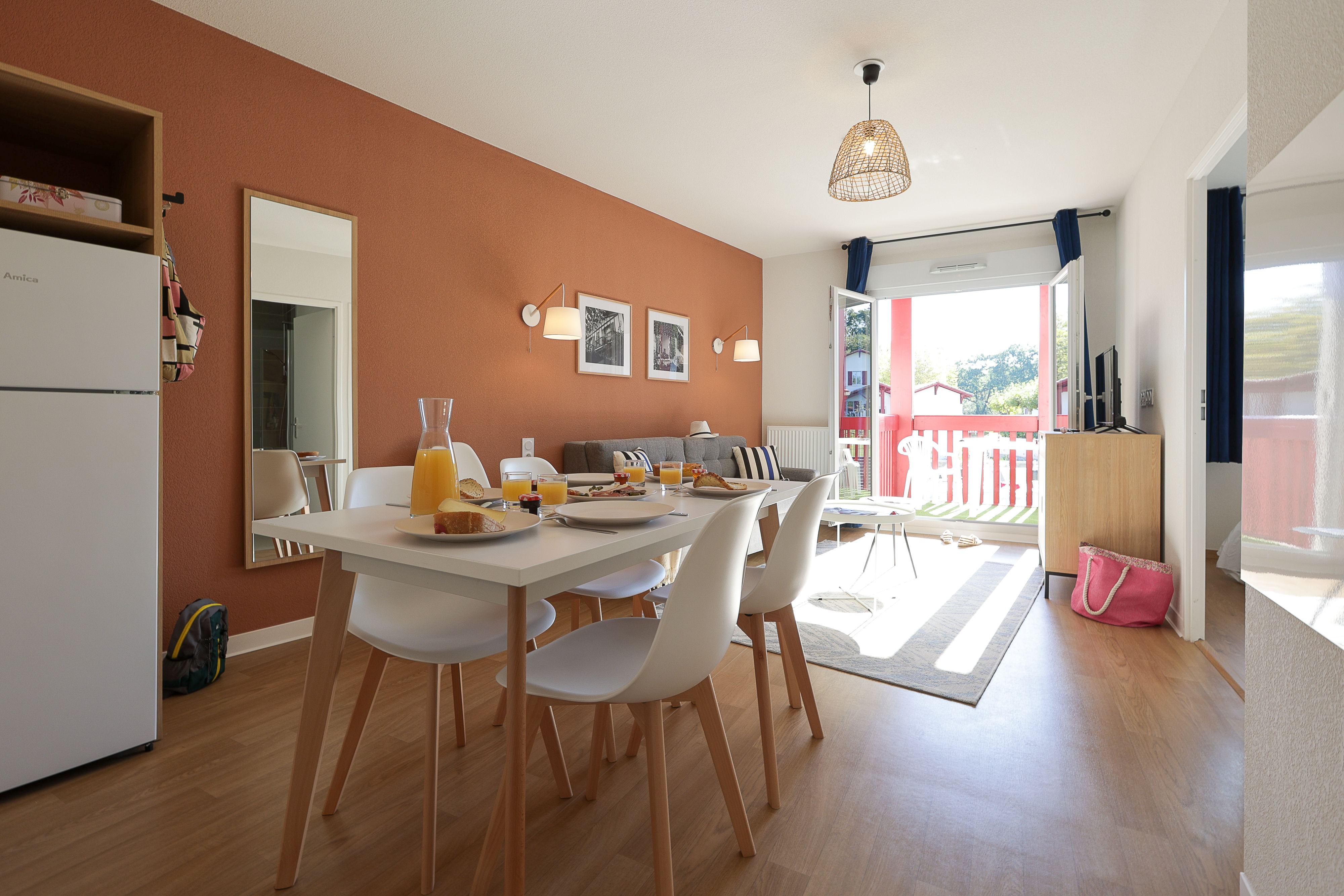image Bright and open, the dining space easily accommodates the whole group — ideal for sharing meals and making the most of your time in the heart of the Pyrénées-Atlantiques.