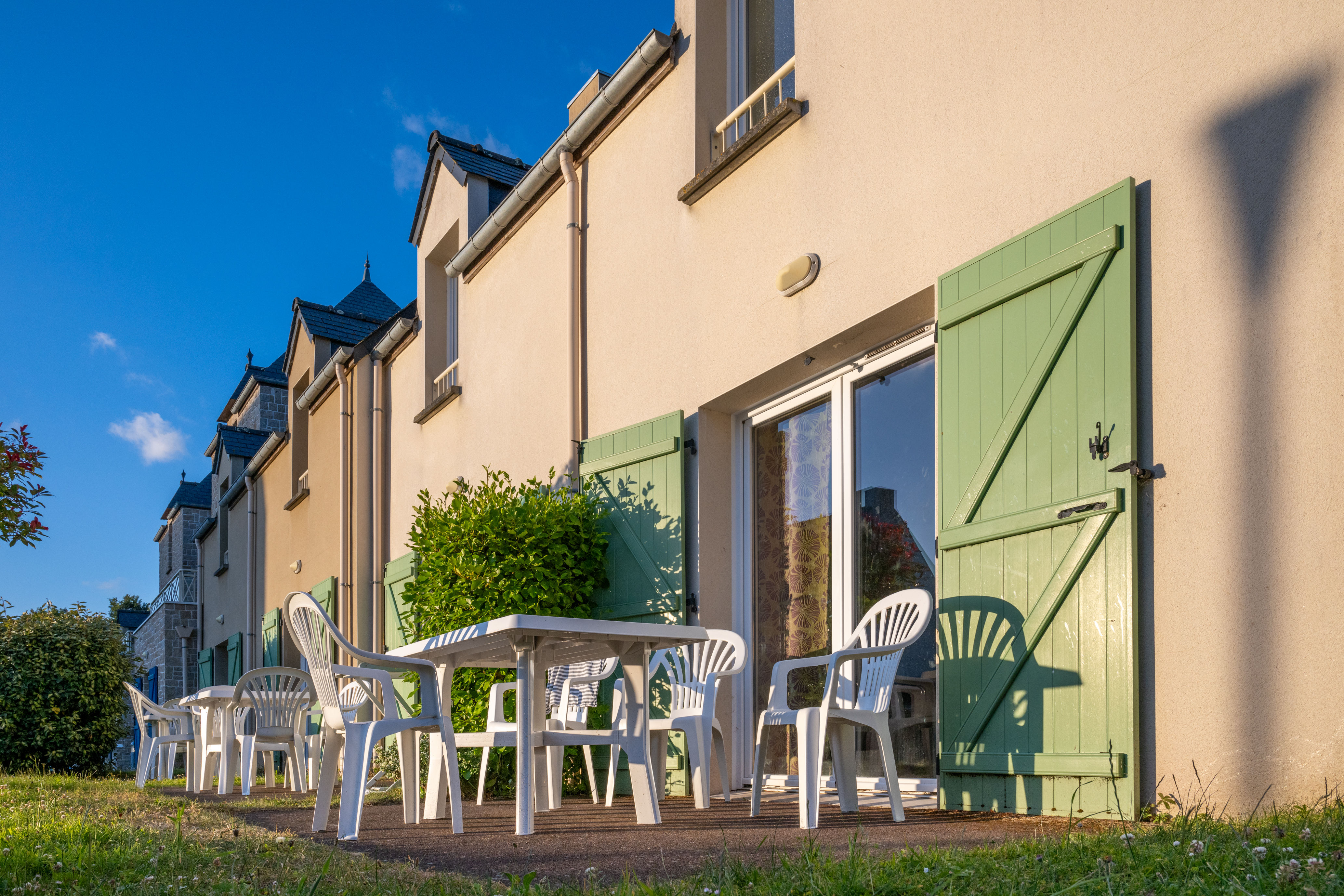 image With seating for the whole group, the private terrace is the ideal spot to gather, unwind, and make the most of the Breton sunshine.