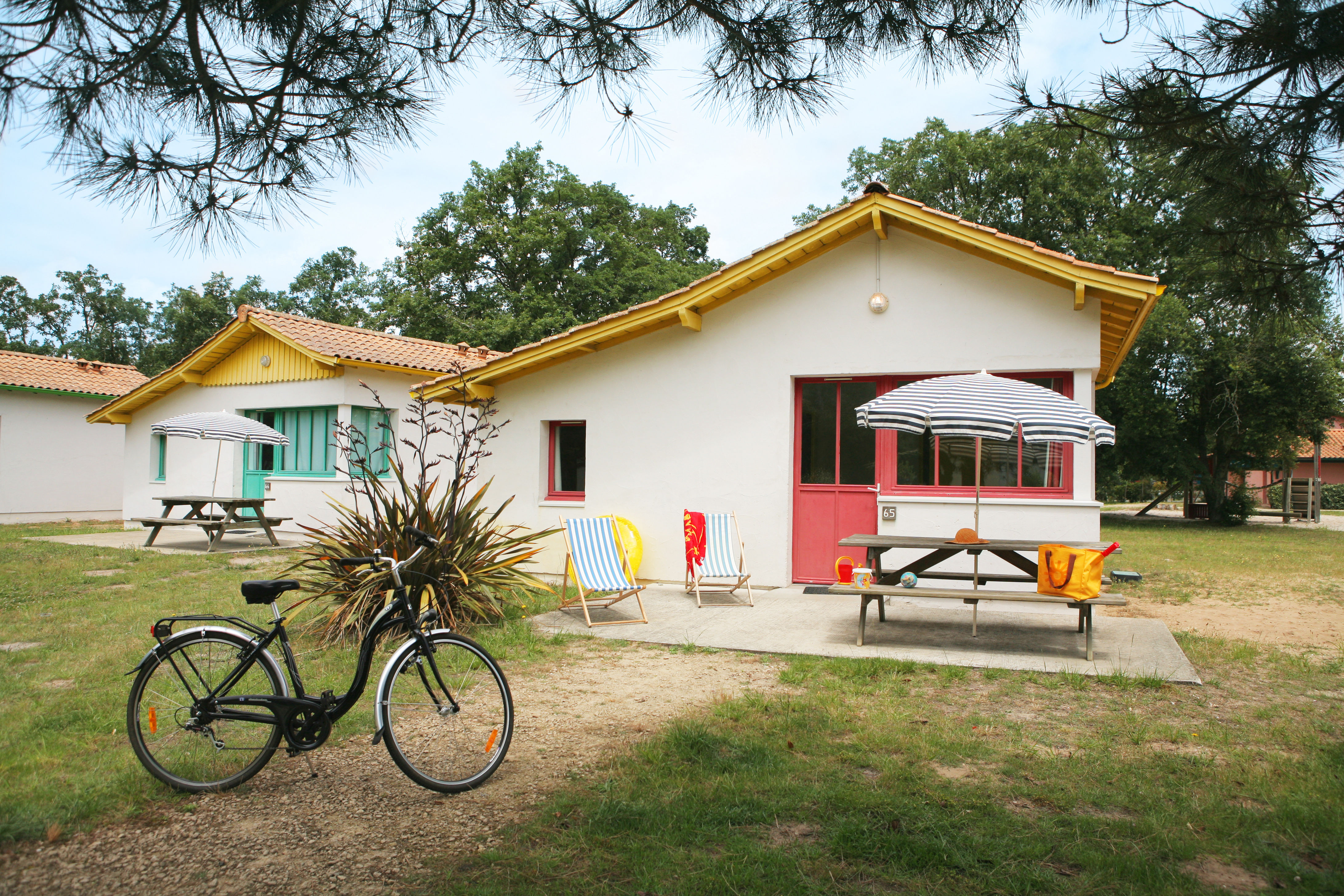 image A charming fisherman's village-style house nestled in the pine estate, with bikes available to rent and direct access to the Arcachon Bay cycle paths.