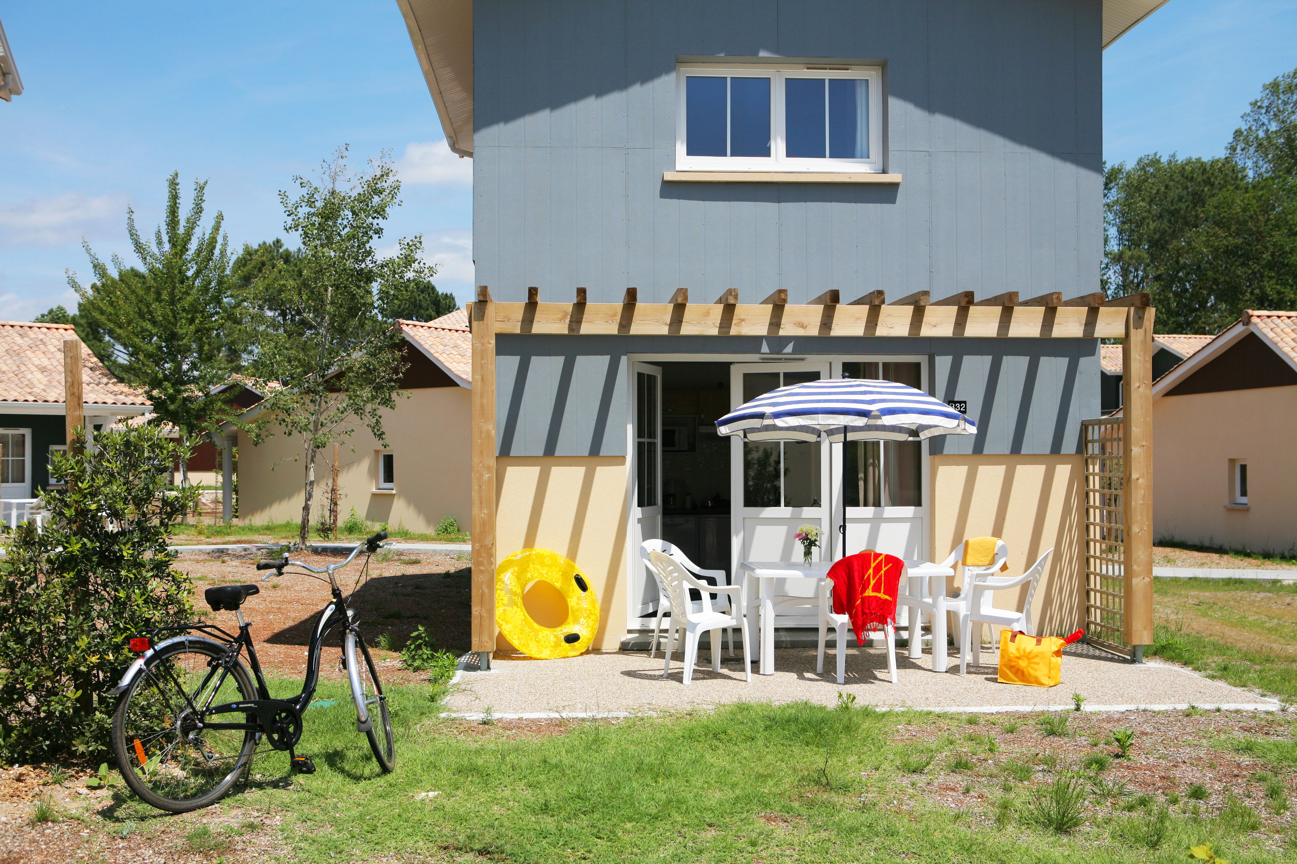 image Your Arcachonnais Village house comes with a private terrace and garden furniture — the perfect spot to unwind after a day at the Arcachon Bay beach, just 700 metres away.