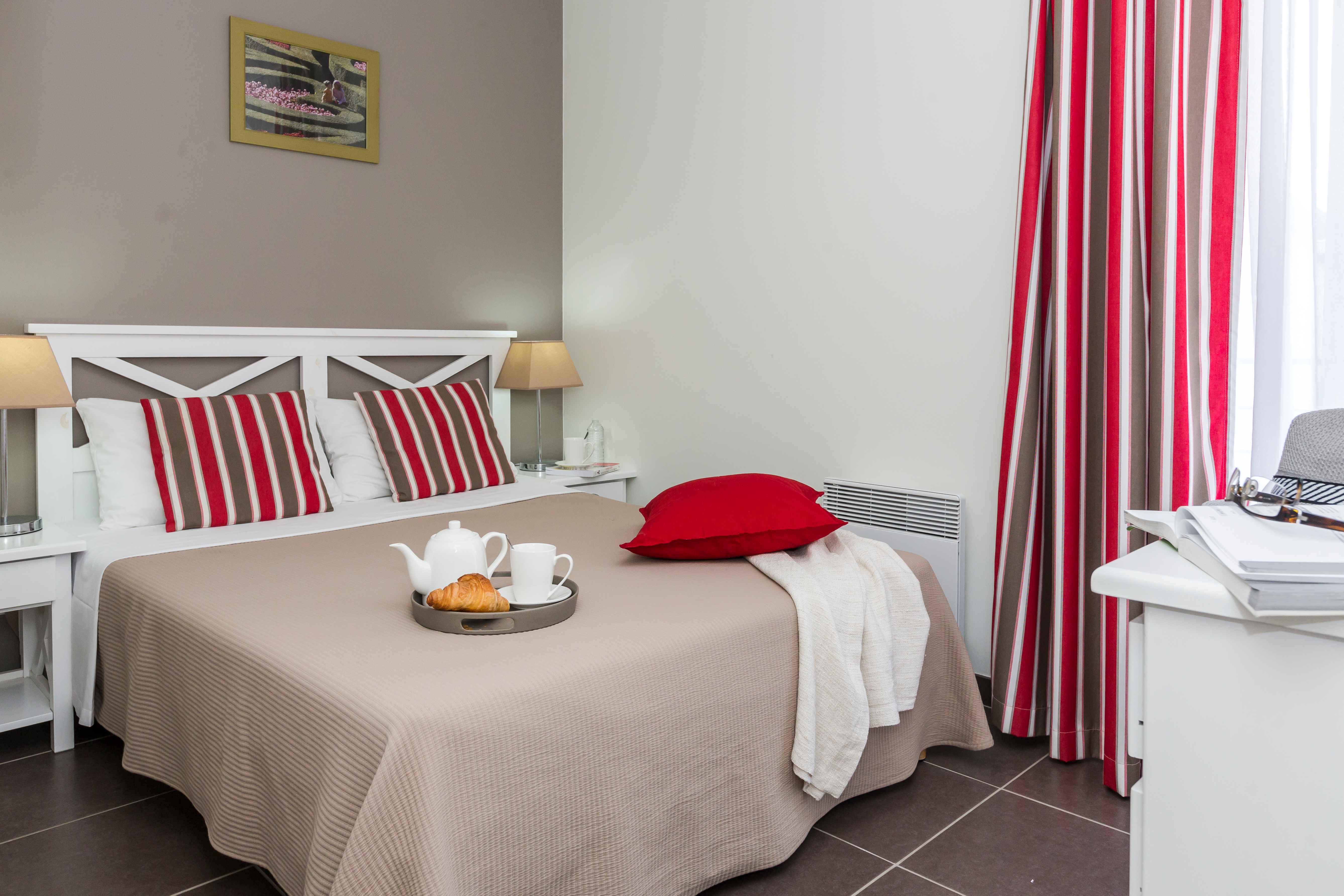 image Rest well in the comfortable bedroom, thoughtfully decorated and ready to welcome you after long days exploring Chinon and its surroundings.