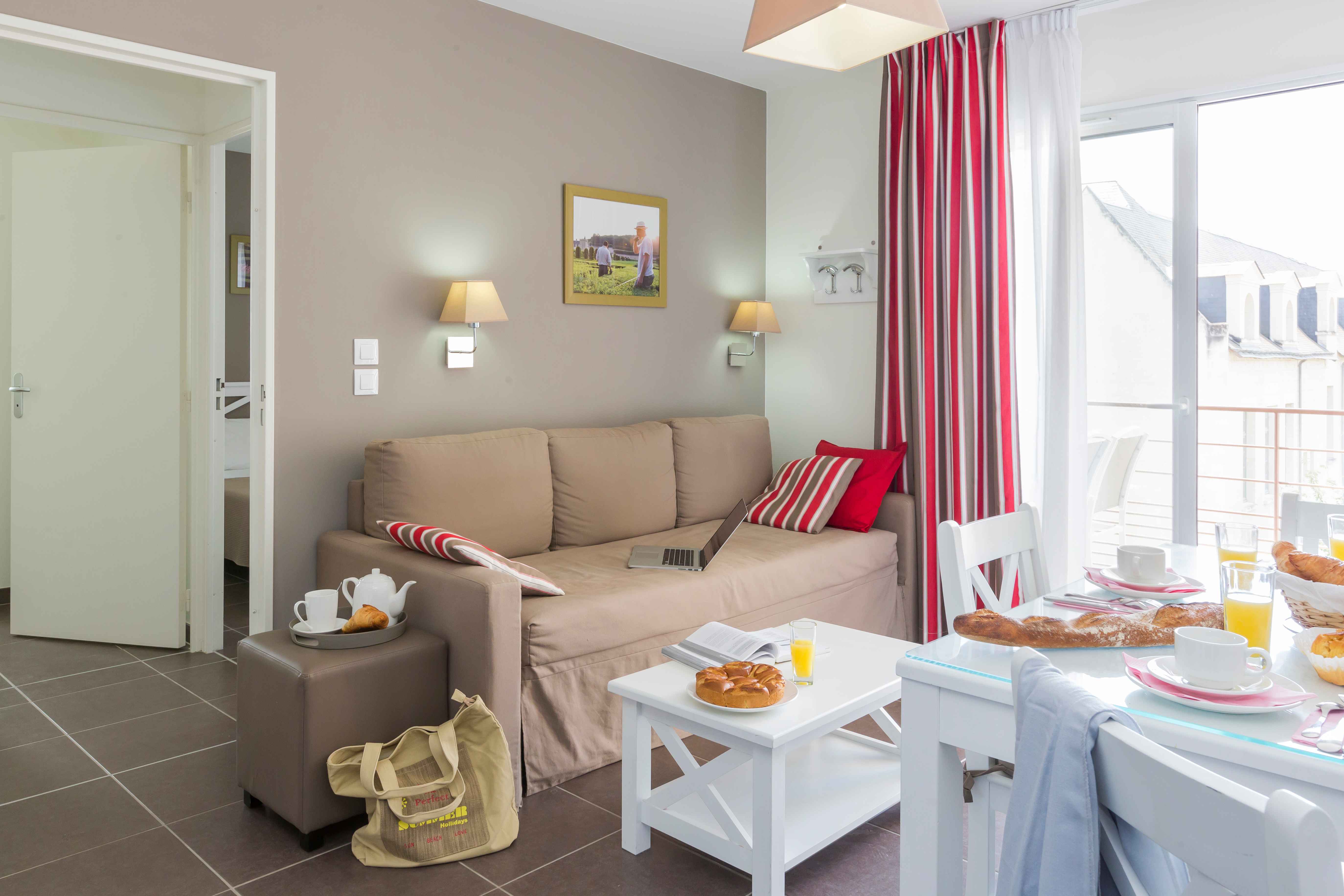 image A light-filled living and dining space gives you everything you need to relax and recharge after a day discovering the châteaux and vineyards of the Loire Valley.