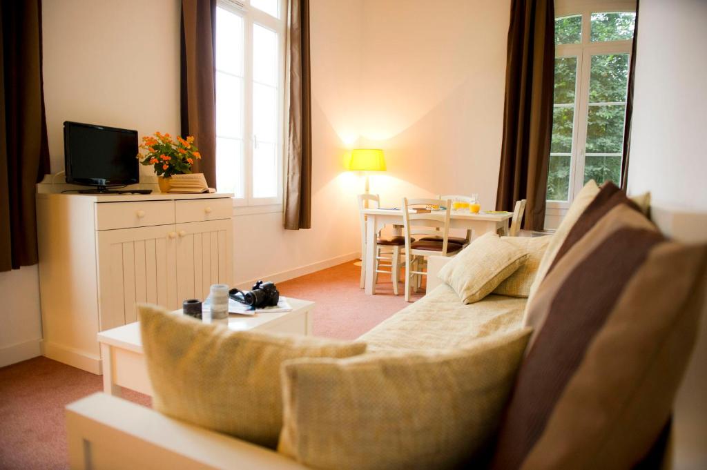 image The sofa and dining nook on the main level give you space to spread out, read, or plan the next day's route