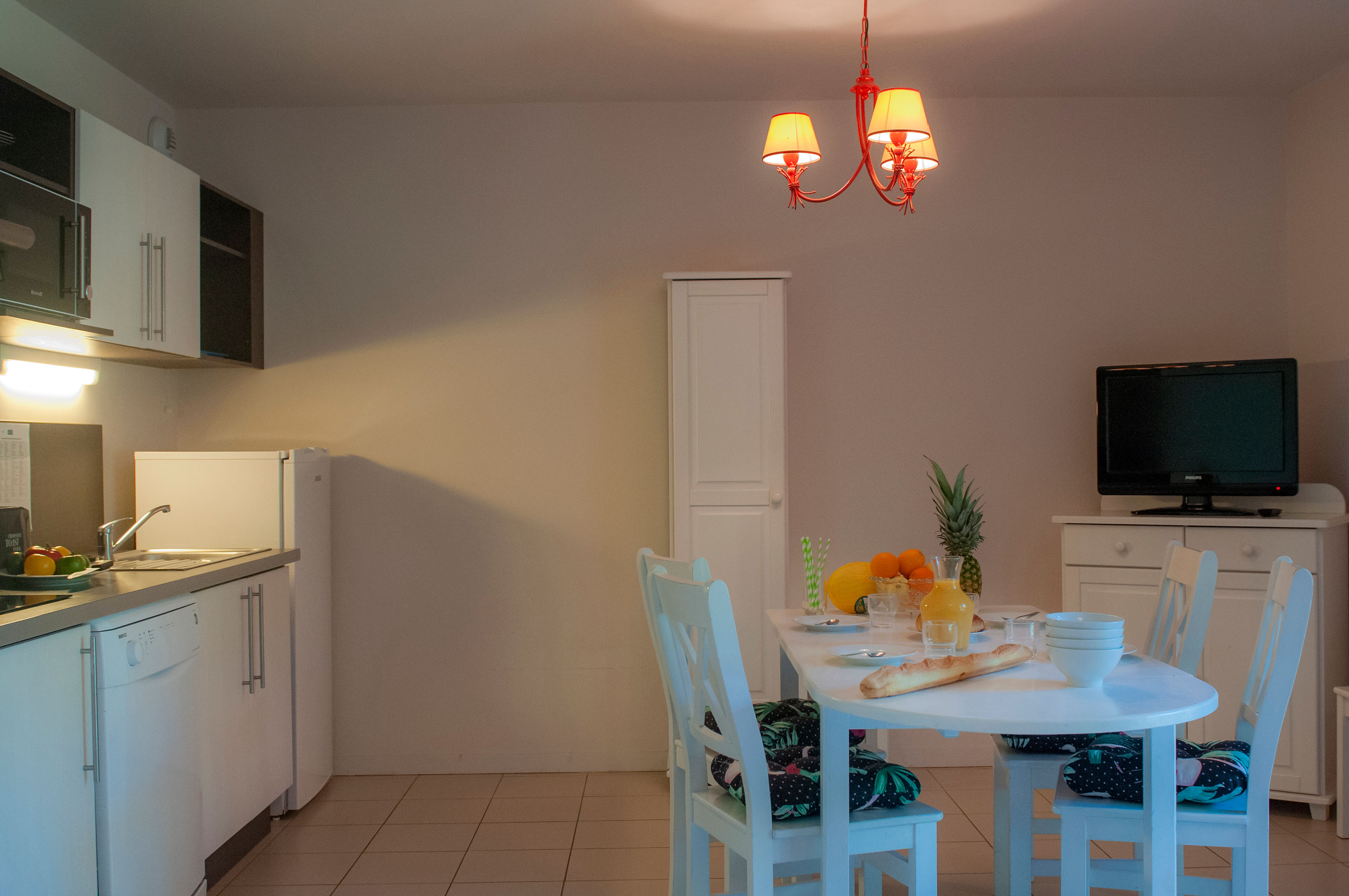 image Kitchenette with ceramic hob, microwave, dishwasher, toaster, coffee maker, and kettle — everything for a full breakfast in