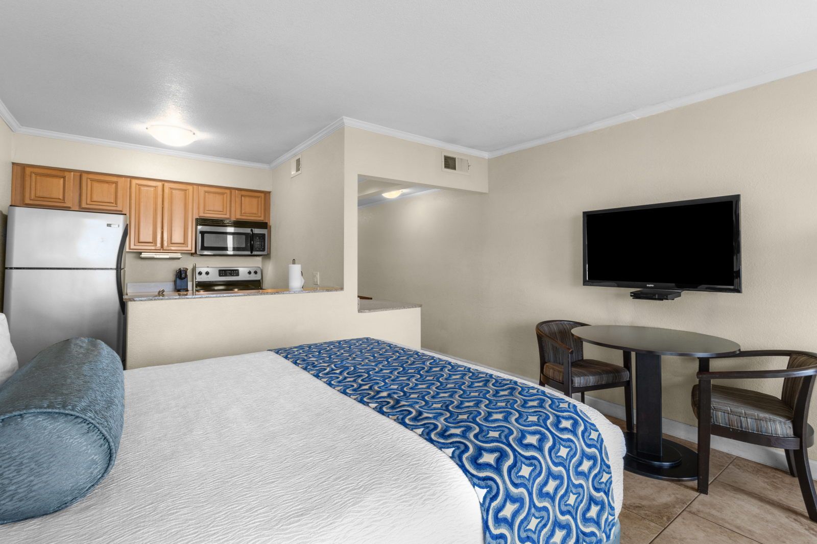image Step into a stylish setup featuring a fully equipped kitchen and intimate dining area for a delightful stay.