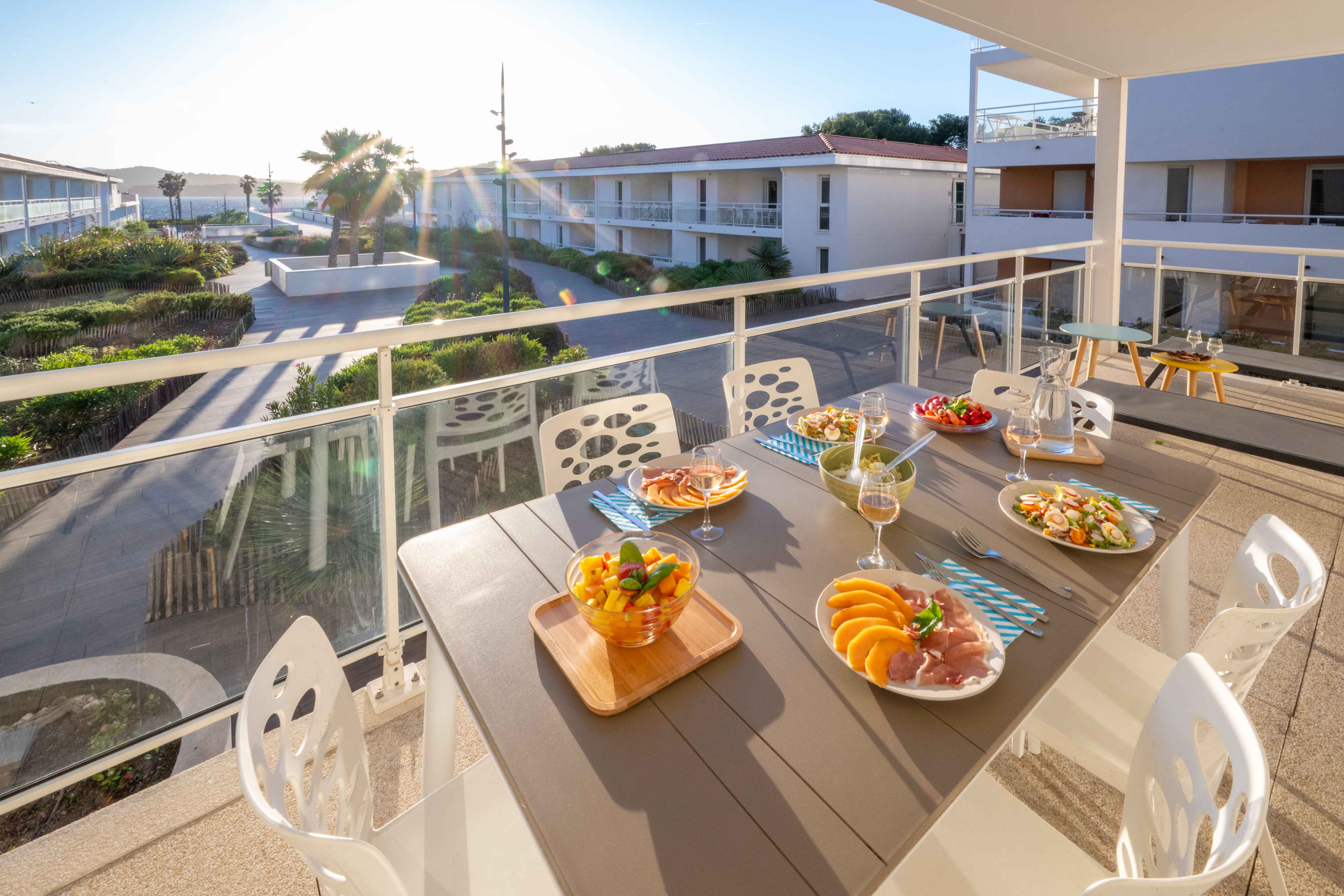 image Spacious private terrace with outdoor dining, perfect for sharing a meal al fresco while soaking up the Saint-Mandrier sunshine.