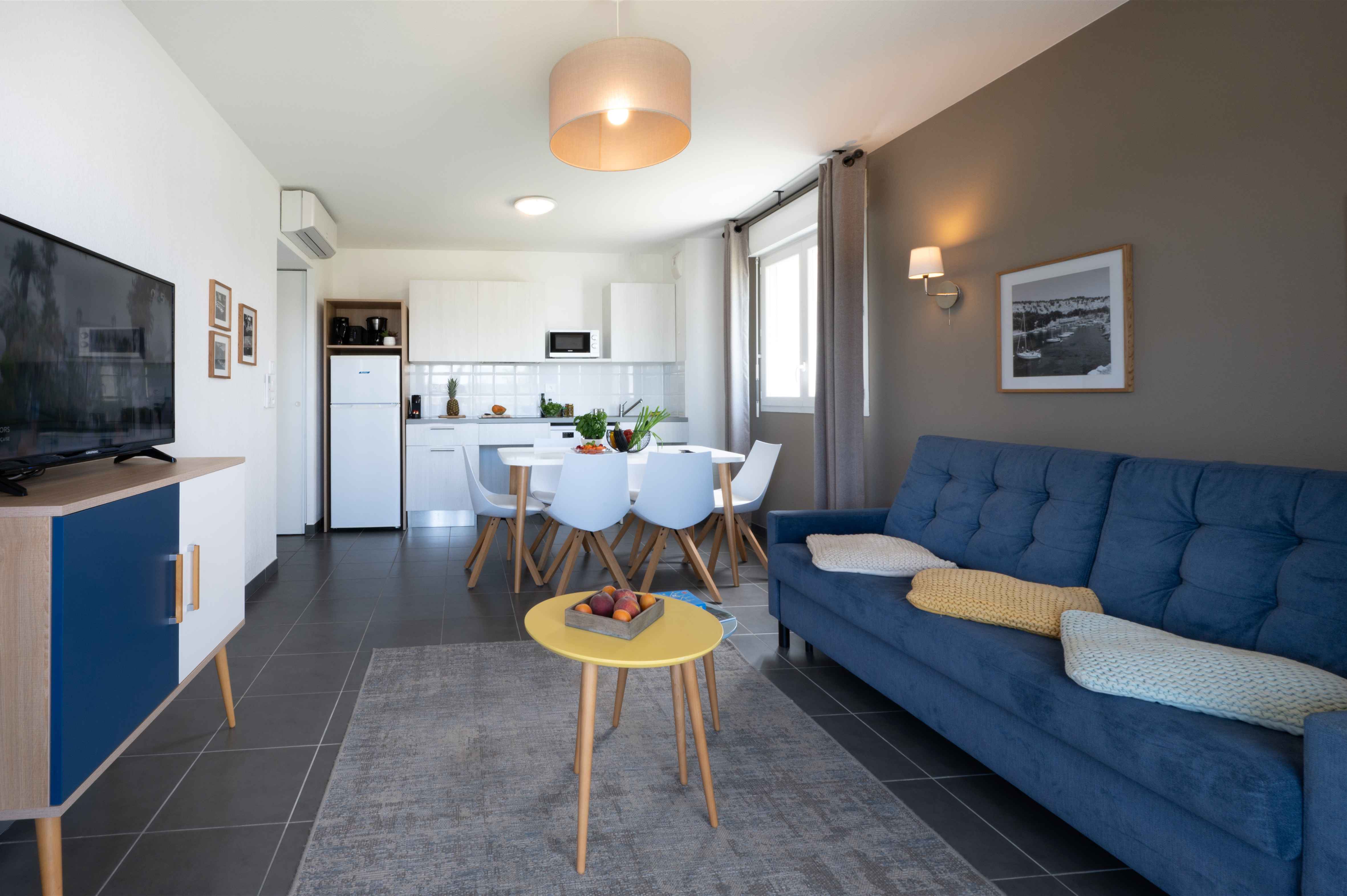 image Airy open living space with a comfortable sofa bed, ideal for gathering the whole group after a day on the peninsula's coastal paths.