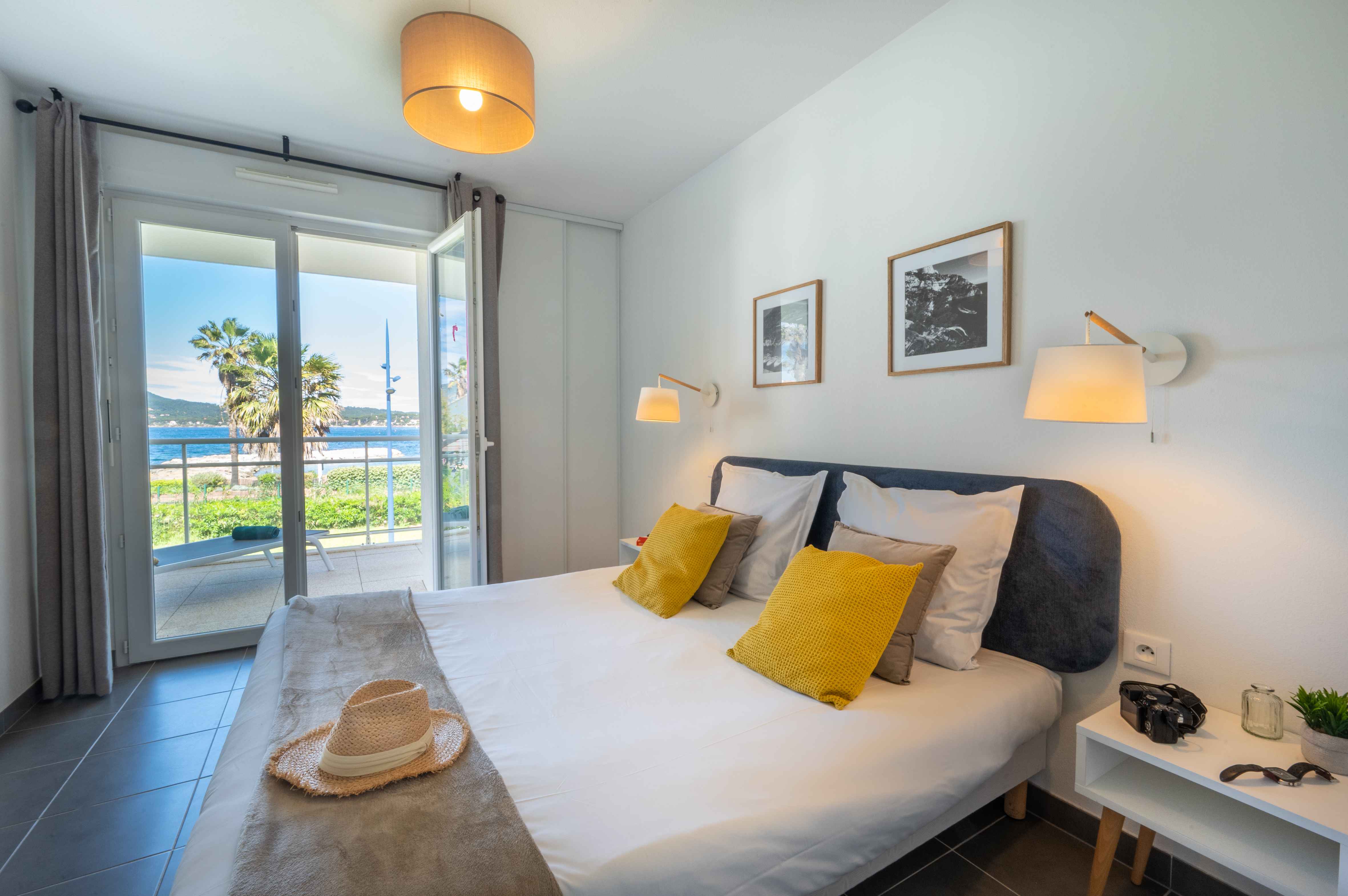 image Sun-filled double bedroom with direct views over the sea — fall asleep to the colours of the Côte d'Azur right outside your window.