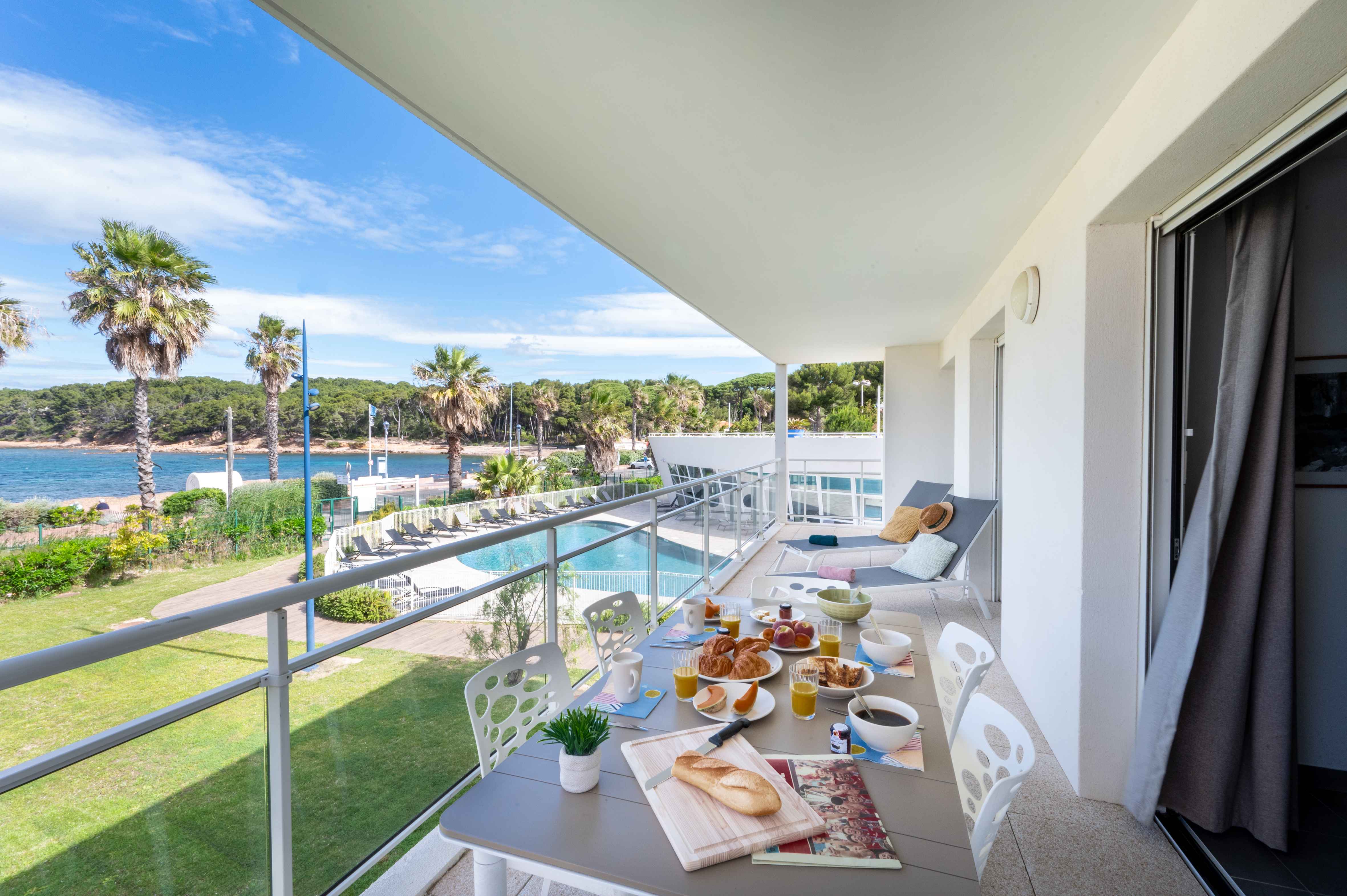 image Spacious private terrace overlooking the heated outdoor pool and the Mediterranean — your own front-row seat to the best of Saint-Mandrier.