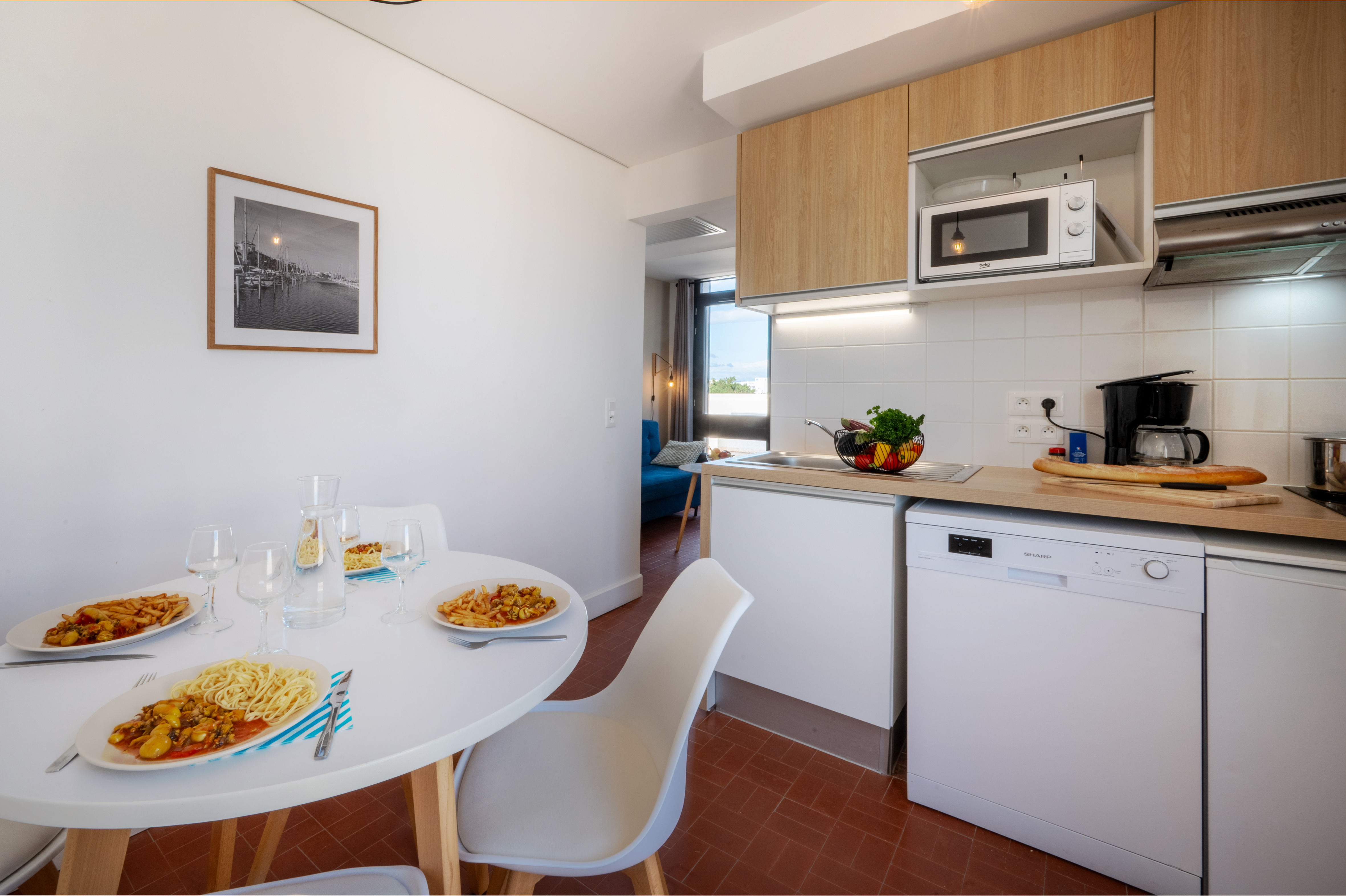 image Fully equipped kitchenette with vitroceramic hobs, microwave, dishwasher and all the essentials for self-catering.