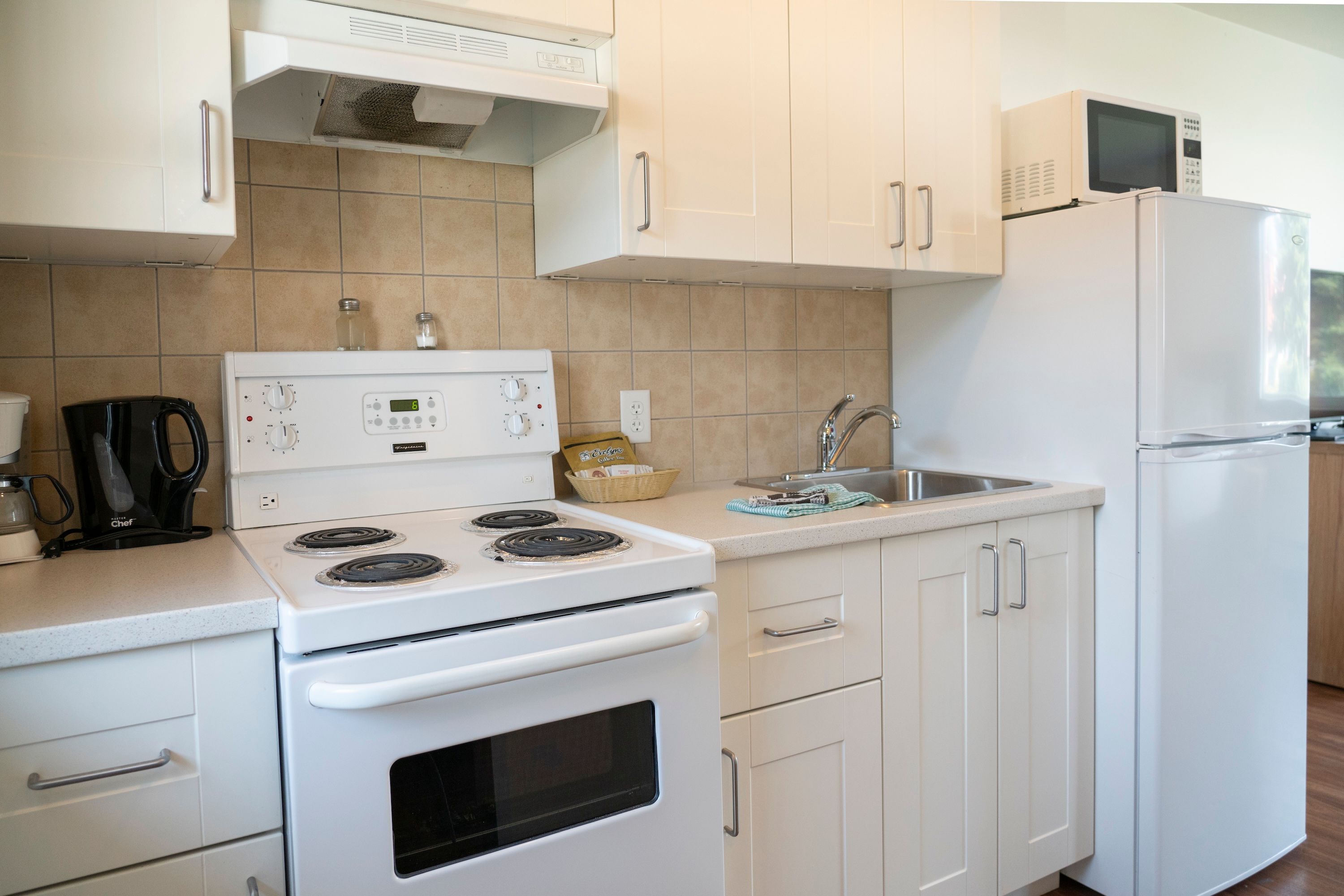 image Cook your favourite meals in the full kitchen, equipped with modern appliances and essential cookware