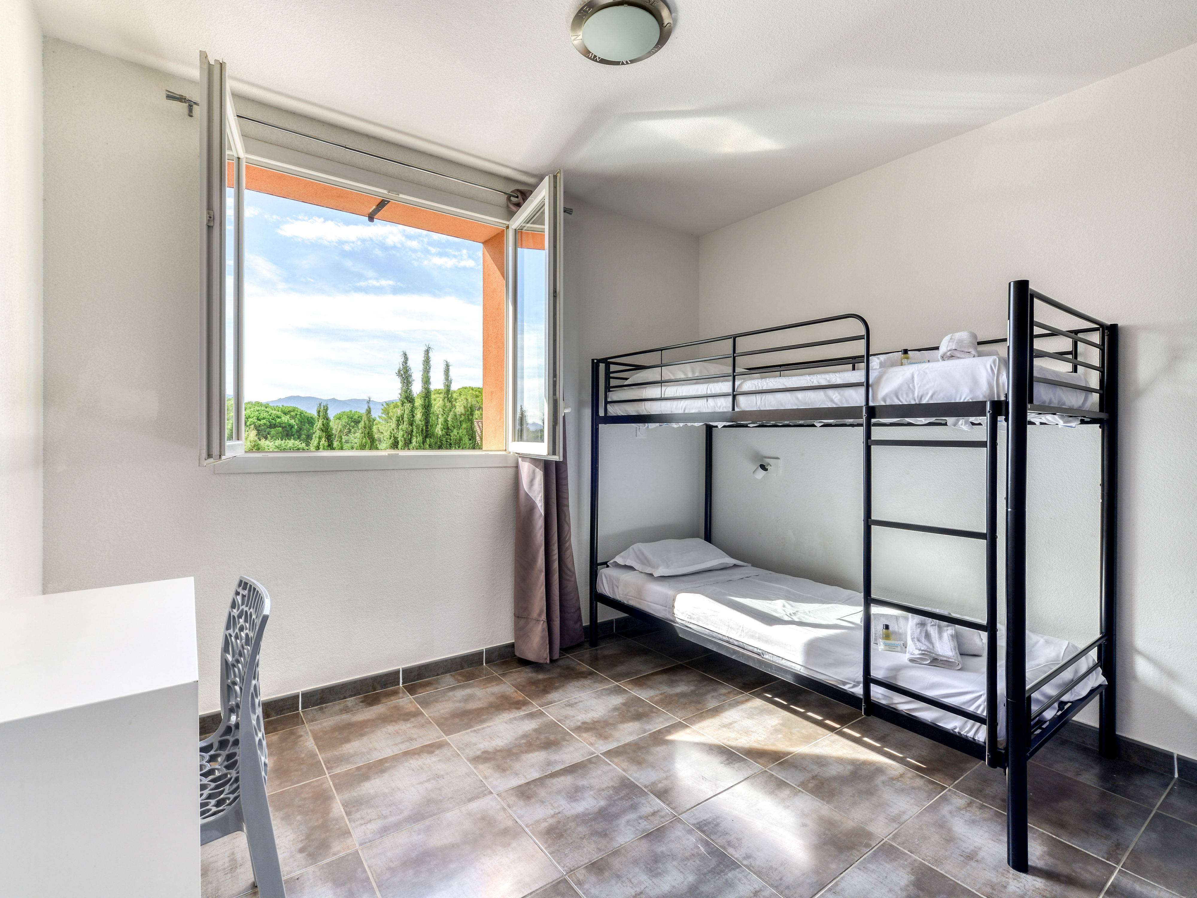 image Bunk bed room for two, great for kids after a day at the Saint-Cyprien paddling pool and pétanque court