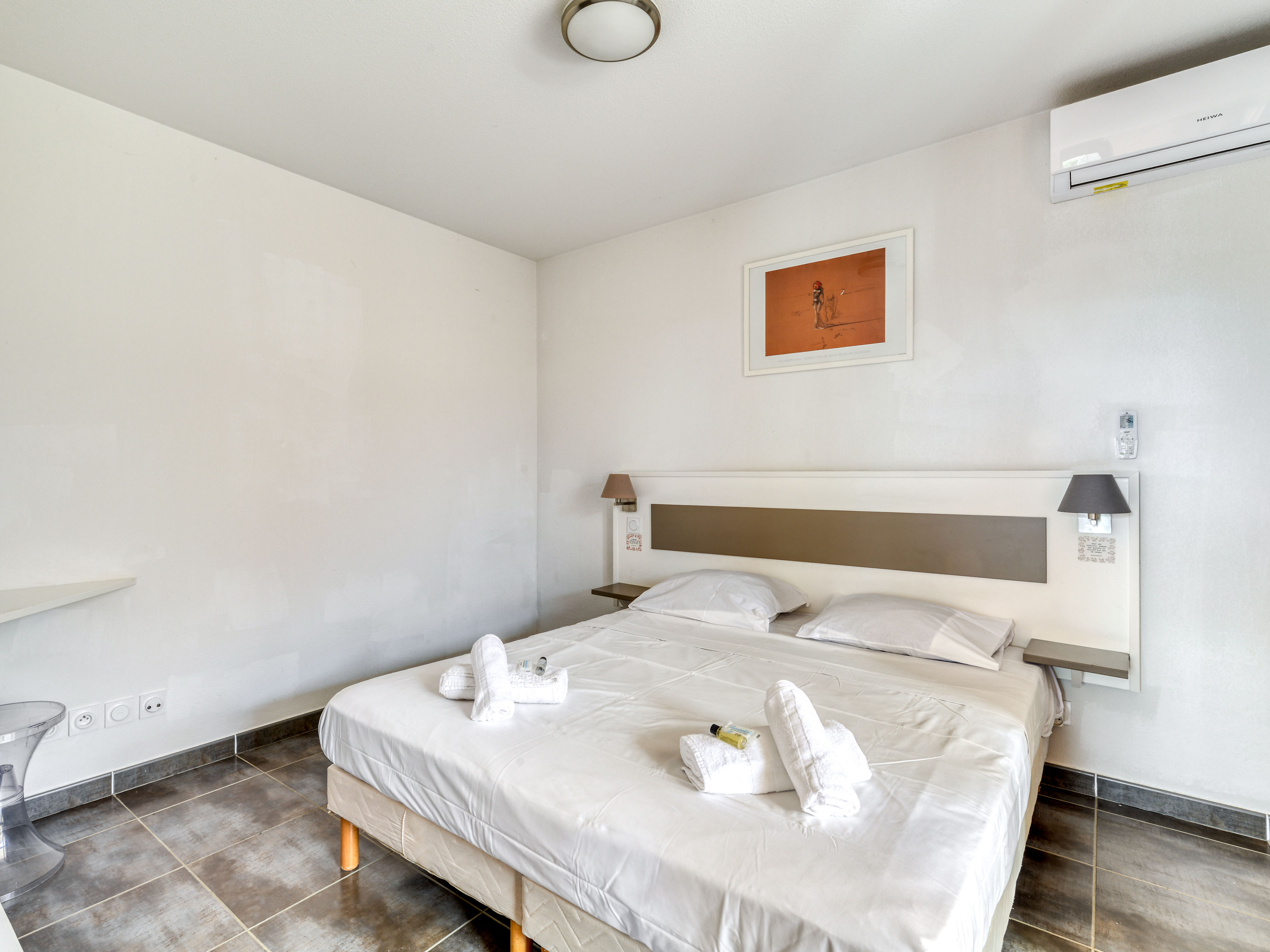 image Double bedroom with a 160×200 bed and air conditioning — a quiet retreat after cycling the coastal paths