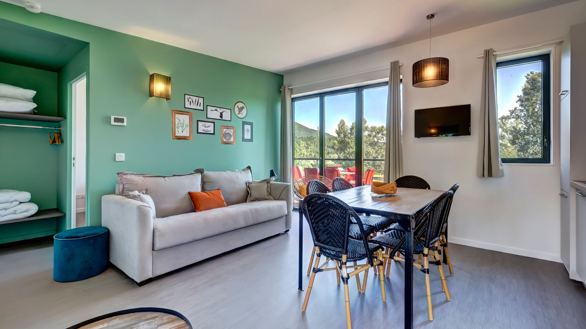 image Dining area with garden views — pull up a chair and plan tomorrow's ride on the ViaRhôna before dinner