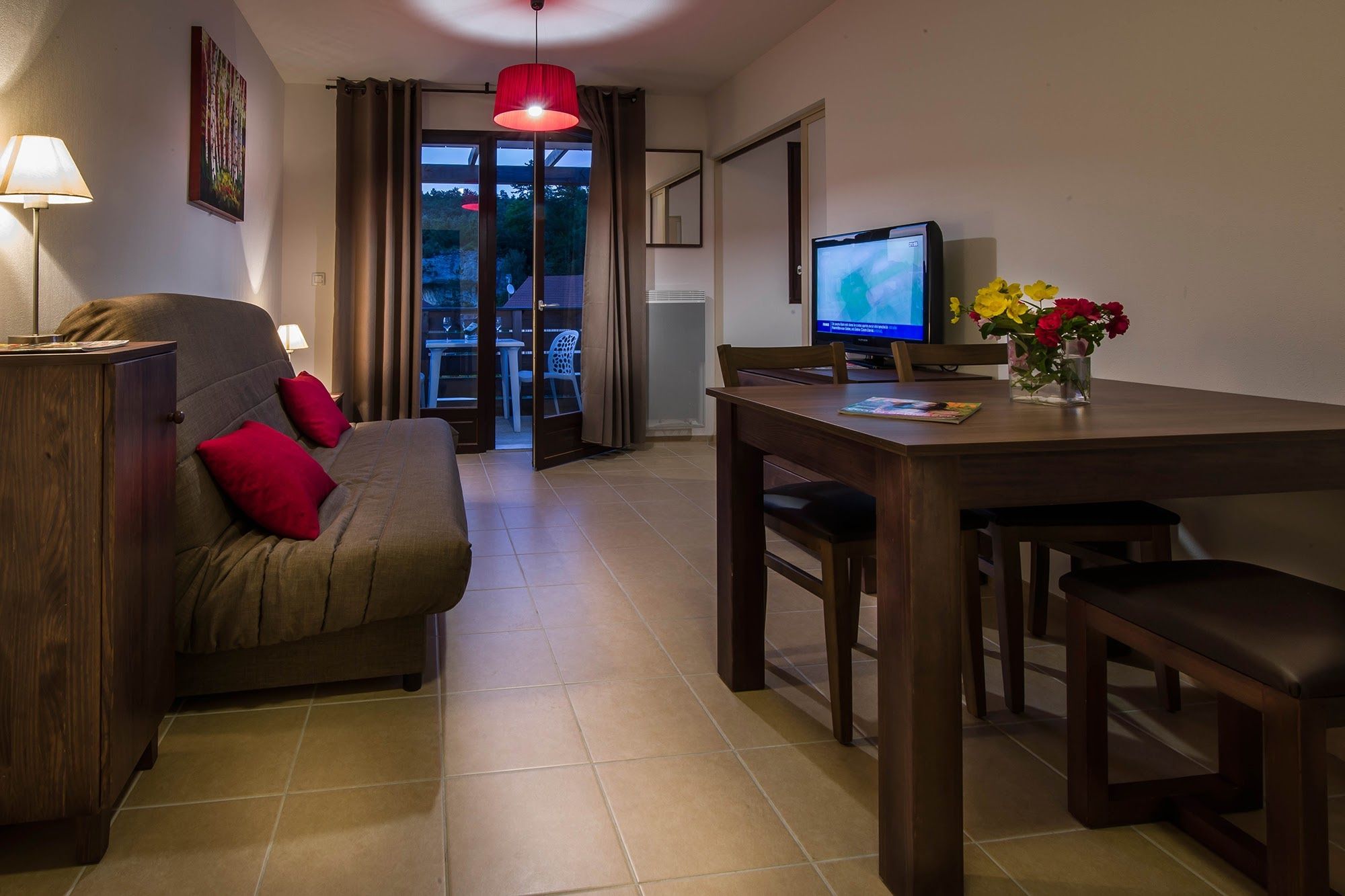 image Morning coffee on the furnished balcony, with the green hills of the Périgord Noir all around