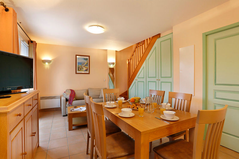 image Round dining table seats the whole group — sunlight through the windows, wine country just 30km away