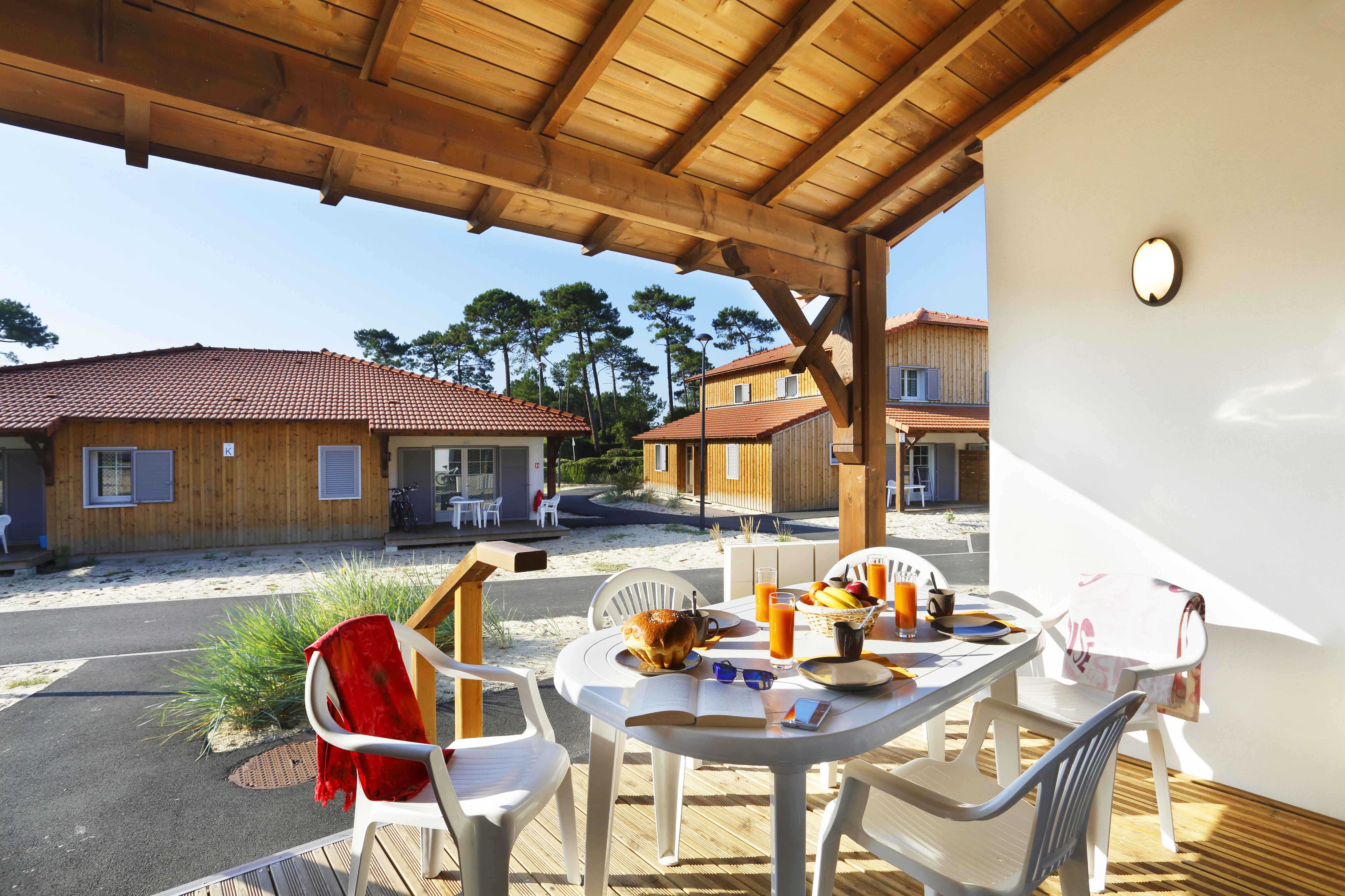 image Breakfast on the terrace with pine trees all around — Courant beach is a 500m walk from the front door.