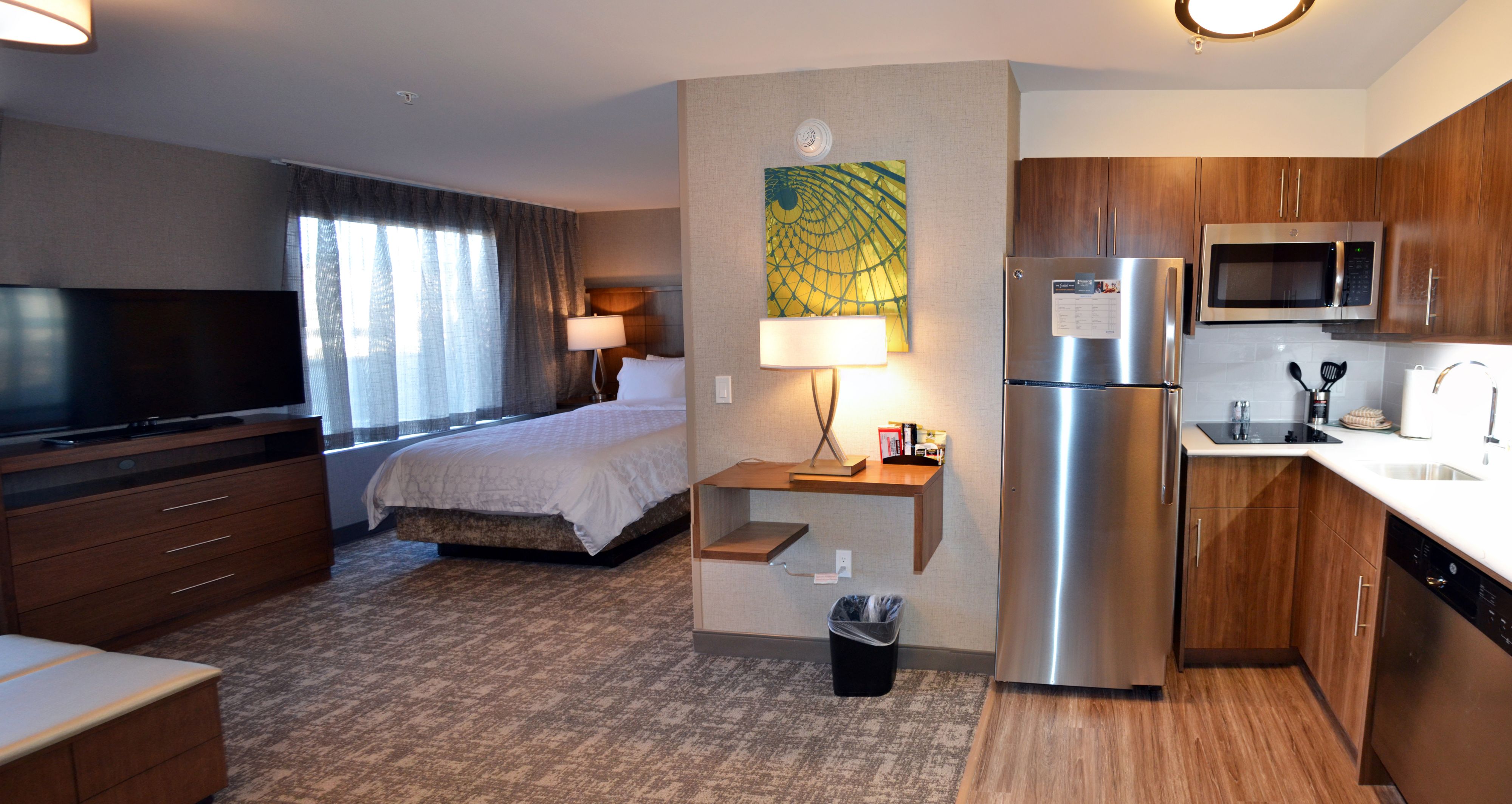 image Studio layout with a queen bed and fully equipped kitchen.