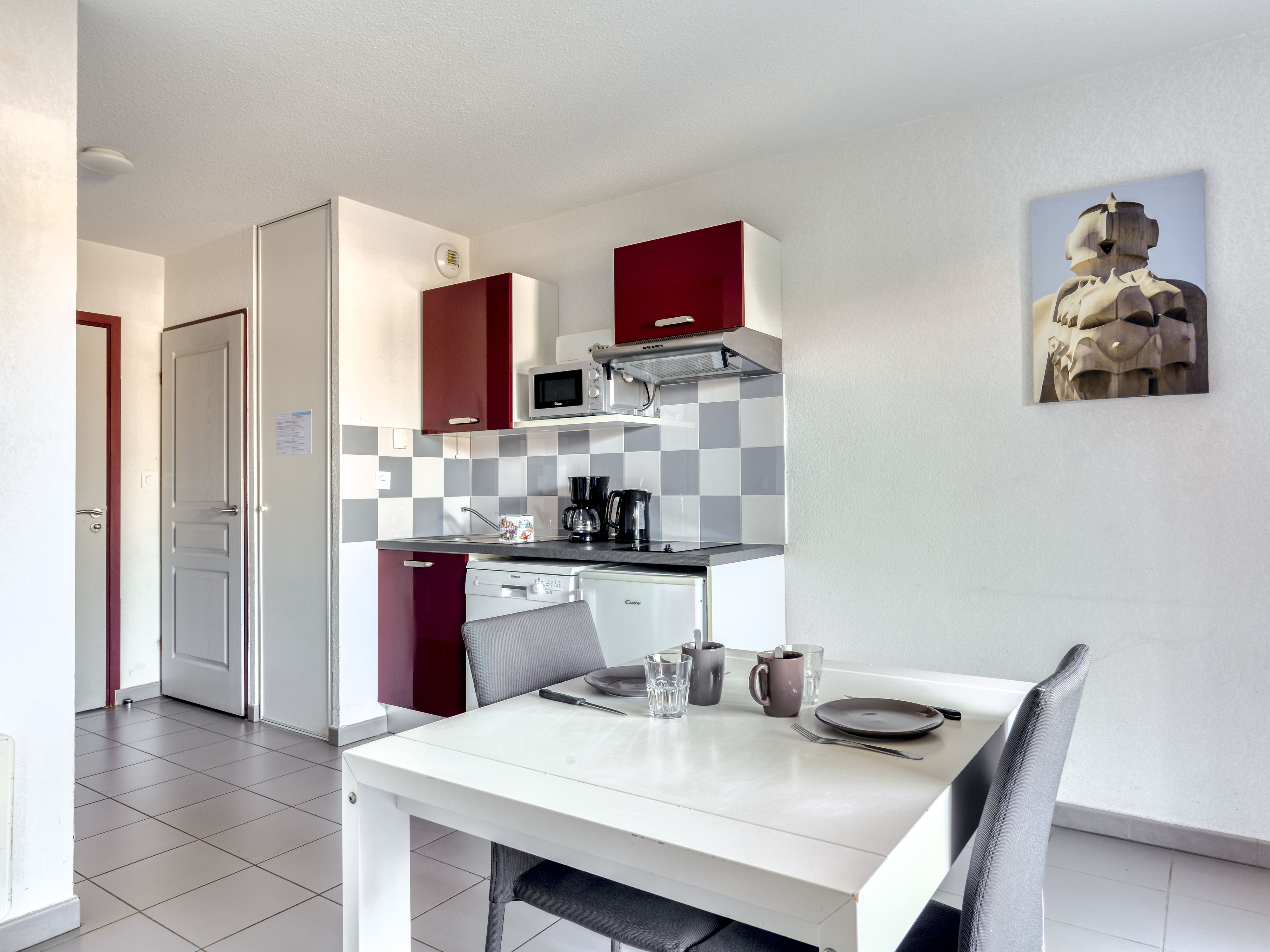 image Kitchenette with ceramic hob, microwave, dishwasher, and filter coffee machine