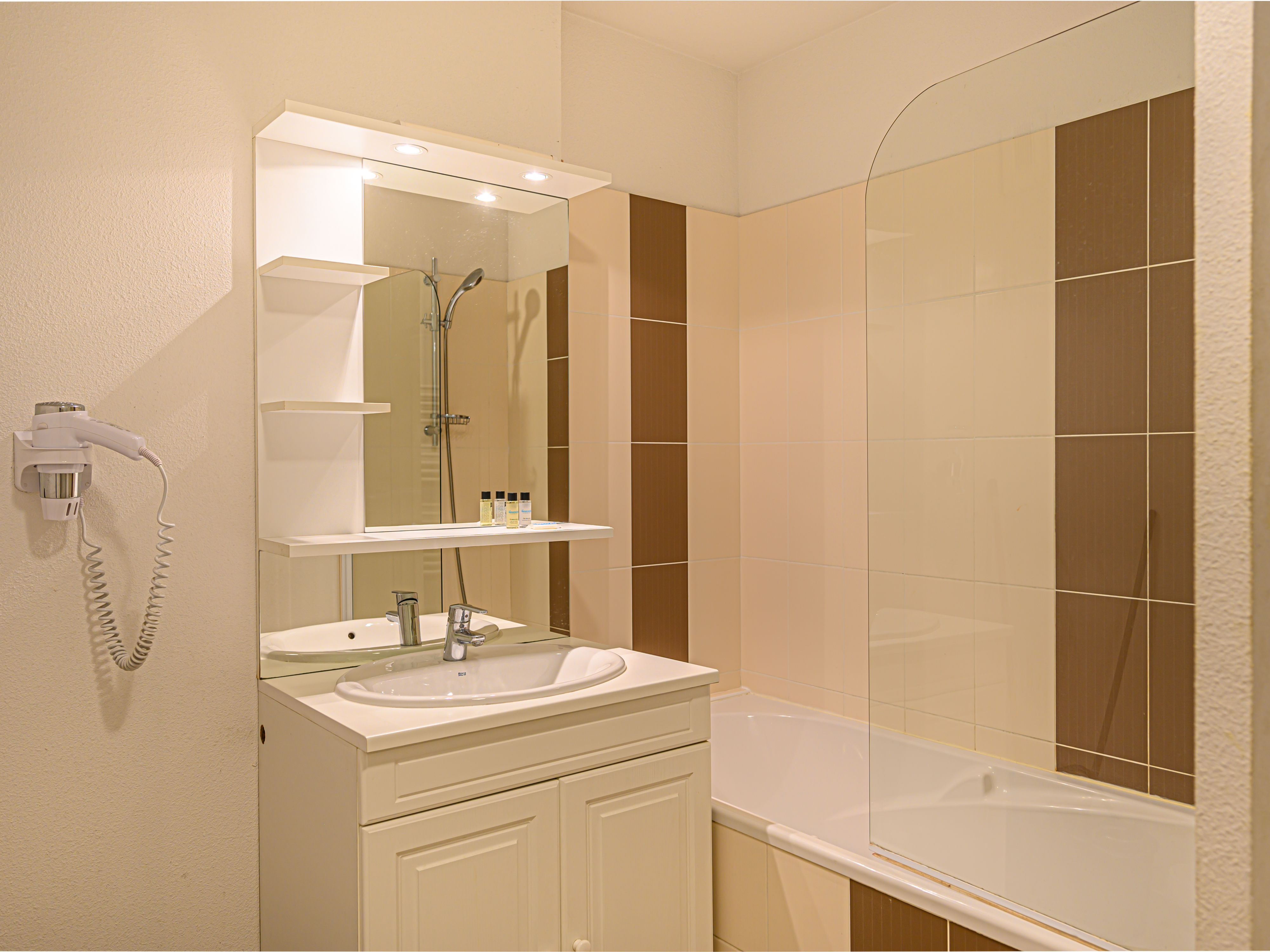 image Bathtub and hair dryer included — rinse off after a day cycling the greenways around Plescop