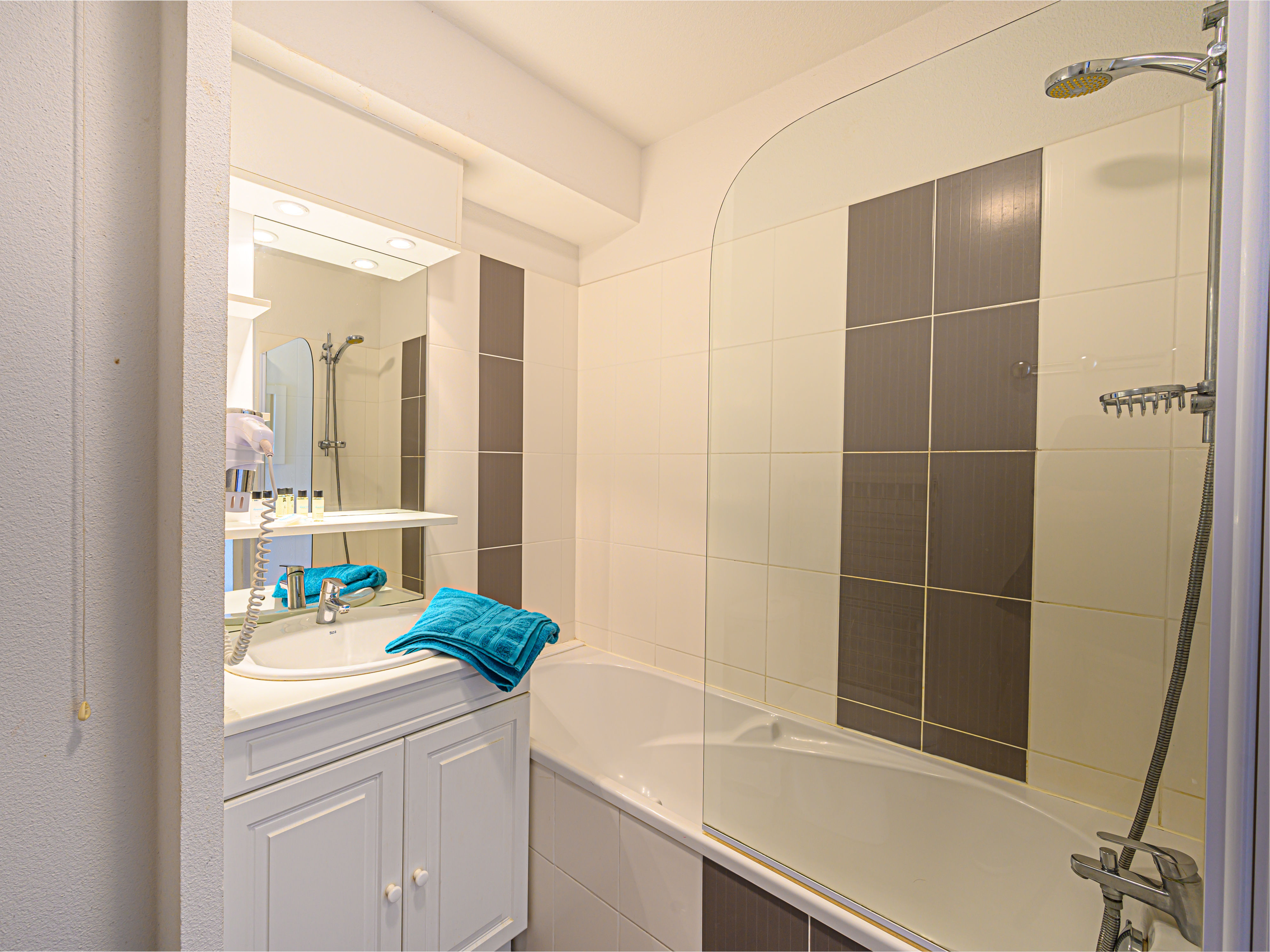 image Bathtub, hair dryer, and integrated toilet — everything you need to freshen up after a day at the Gulf