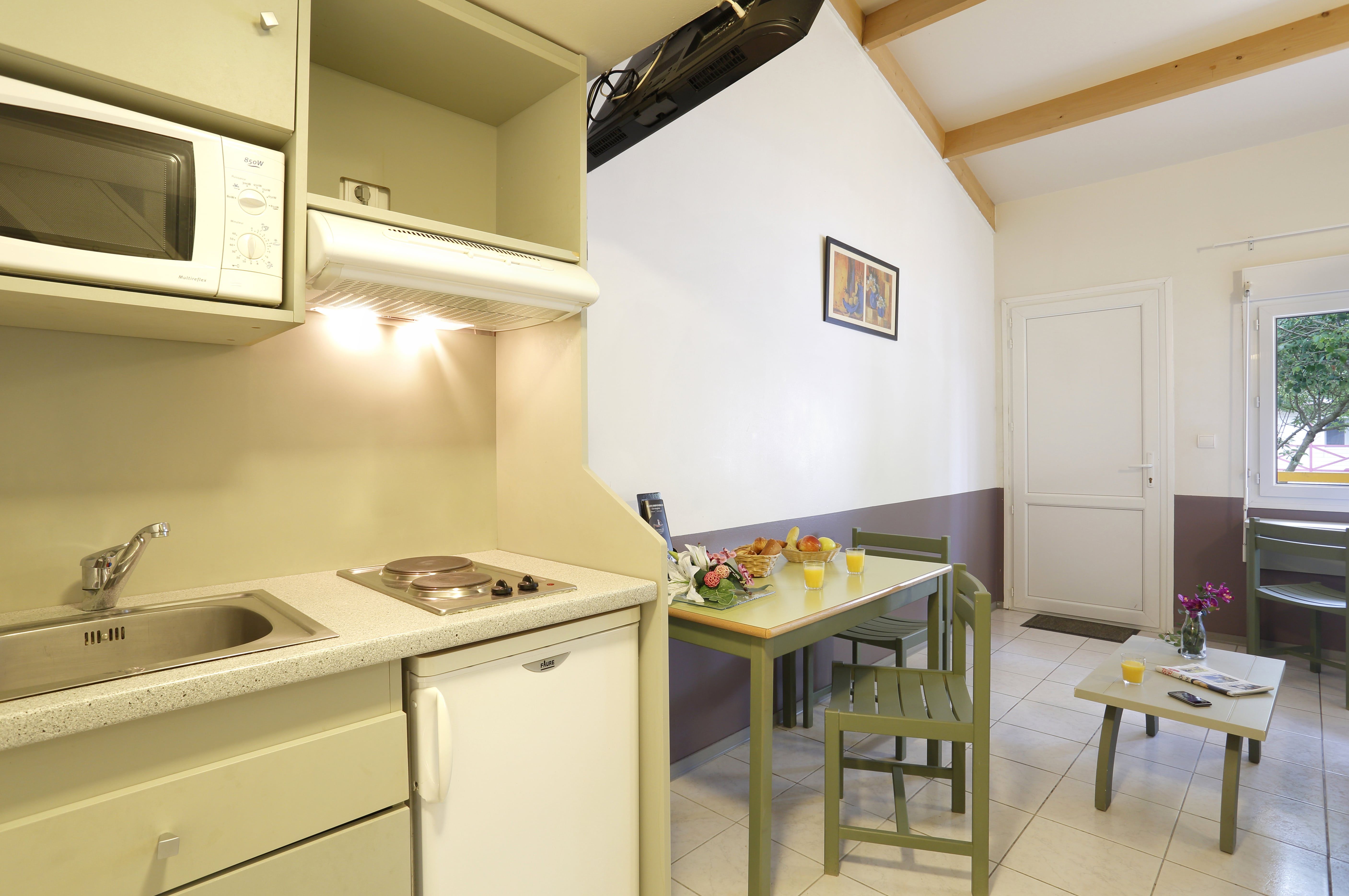 image Gather around the dining table — there's room for the whole group, with a flat-screen TV close by