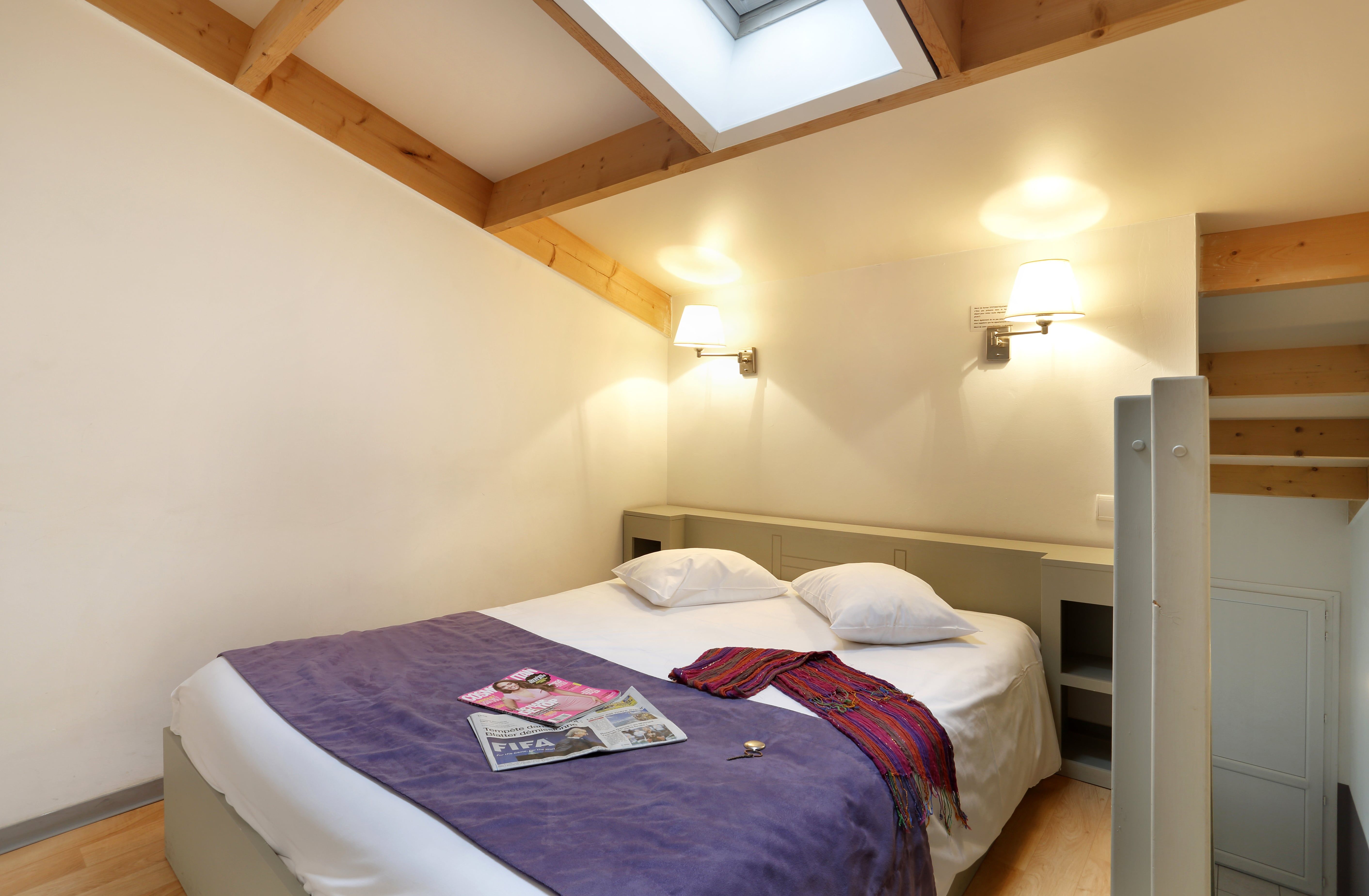 image Mezzanine double bed on the upper level offers a quiet retreat after a day on Canal du Midi