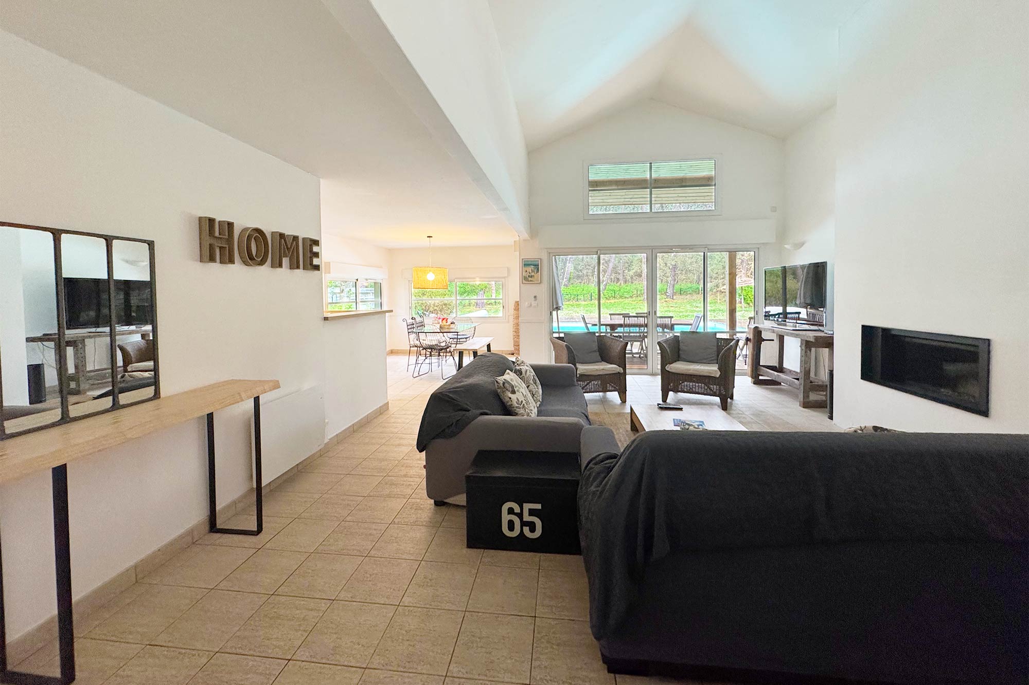 image Vaulted ceilings and a central fireplace give the living area a real sense of volume — warm on cool Landes evenings.