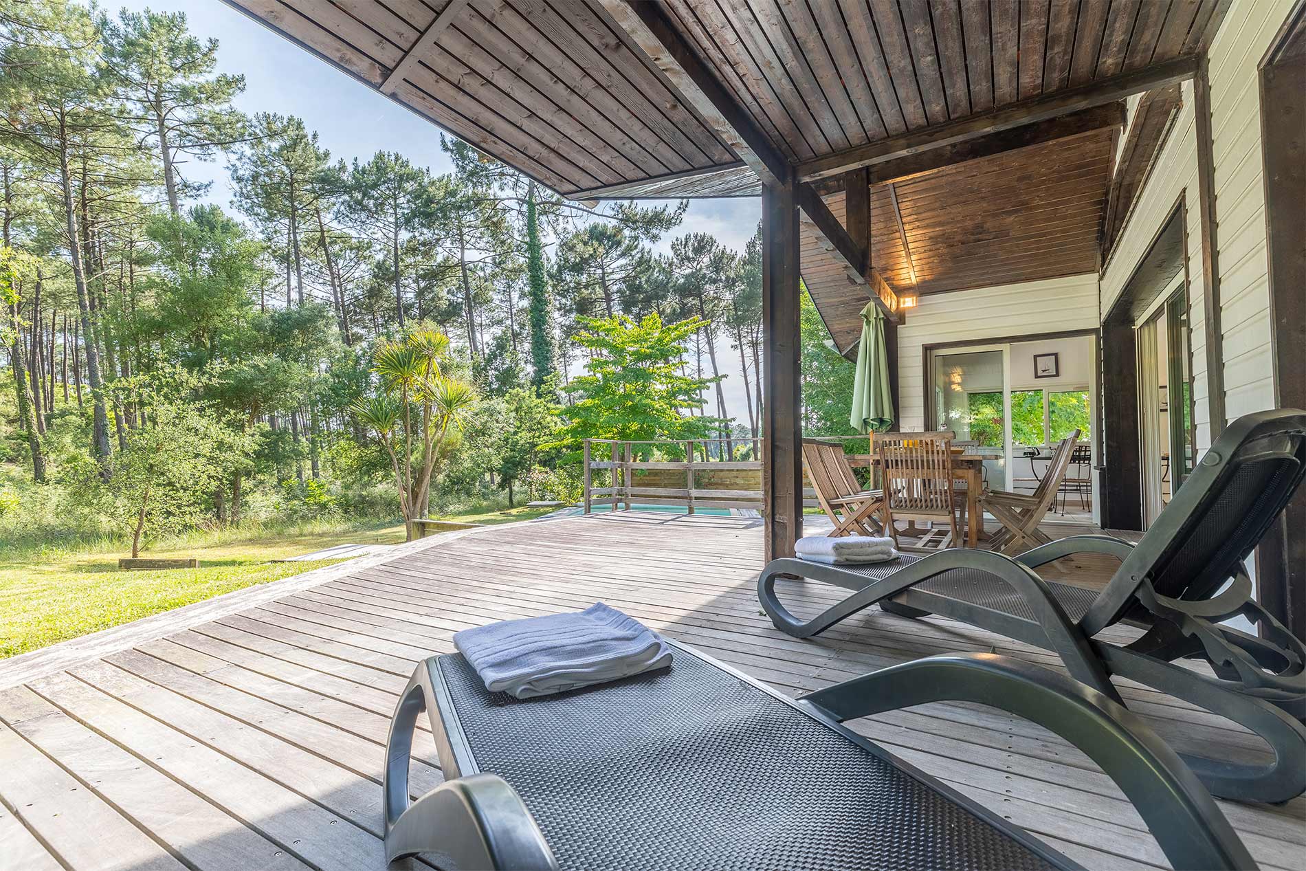 image Sun loungers on the deck, pine trees all around — your private corner of the Landes forest.