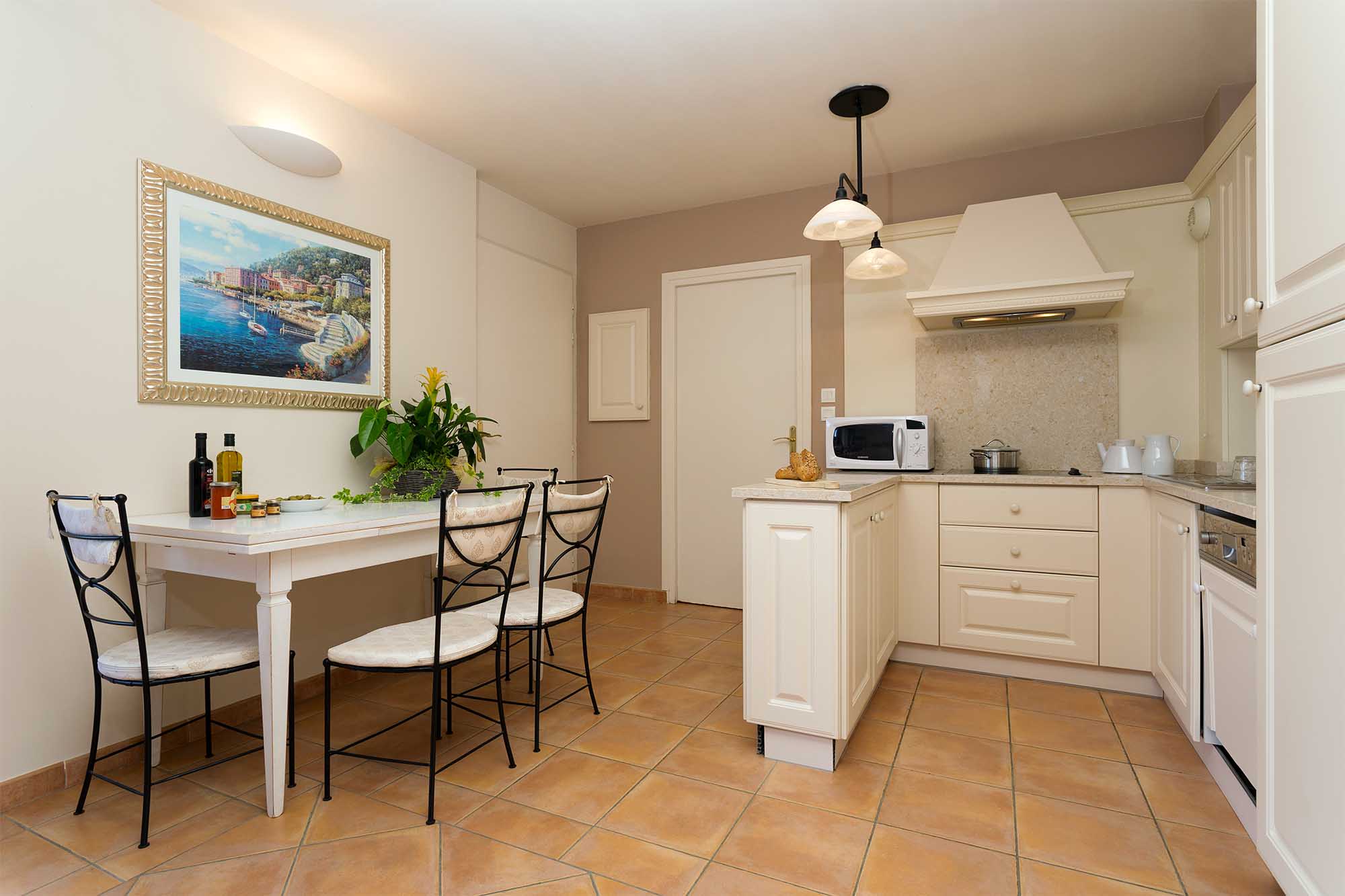 image A fully equipped kitchen with dining area — everything you need for a relaxed self-catering stay.