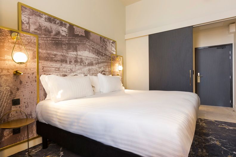 image A twin configuration of the classic room, showcasing the refined decor and gold accent details that reflect the hotel's five-star character.