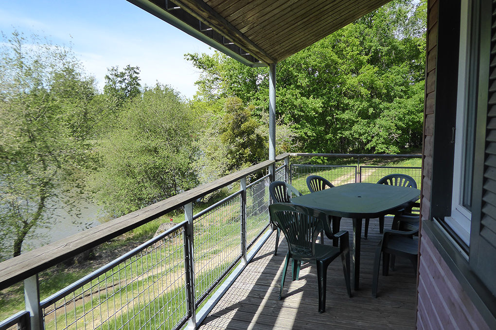 image Covered terrace with lake views — a natural spot for breakfast or an evening drink.