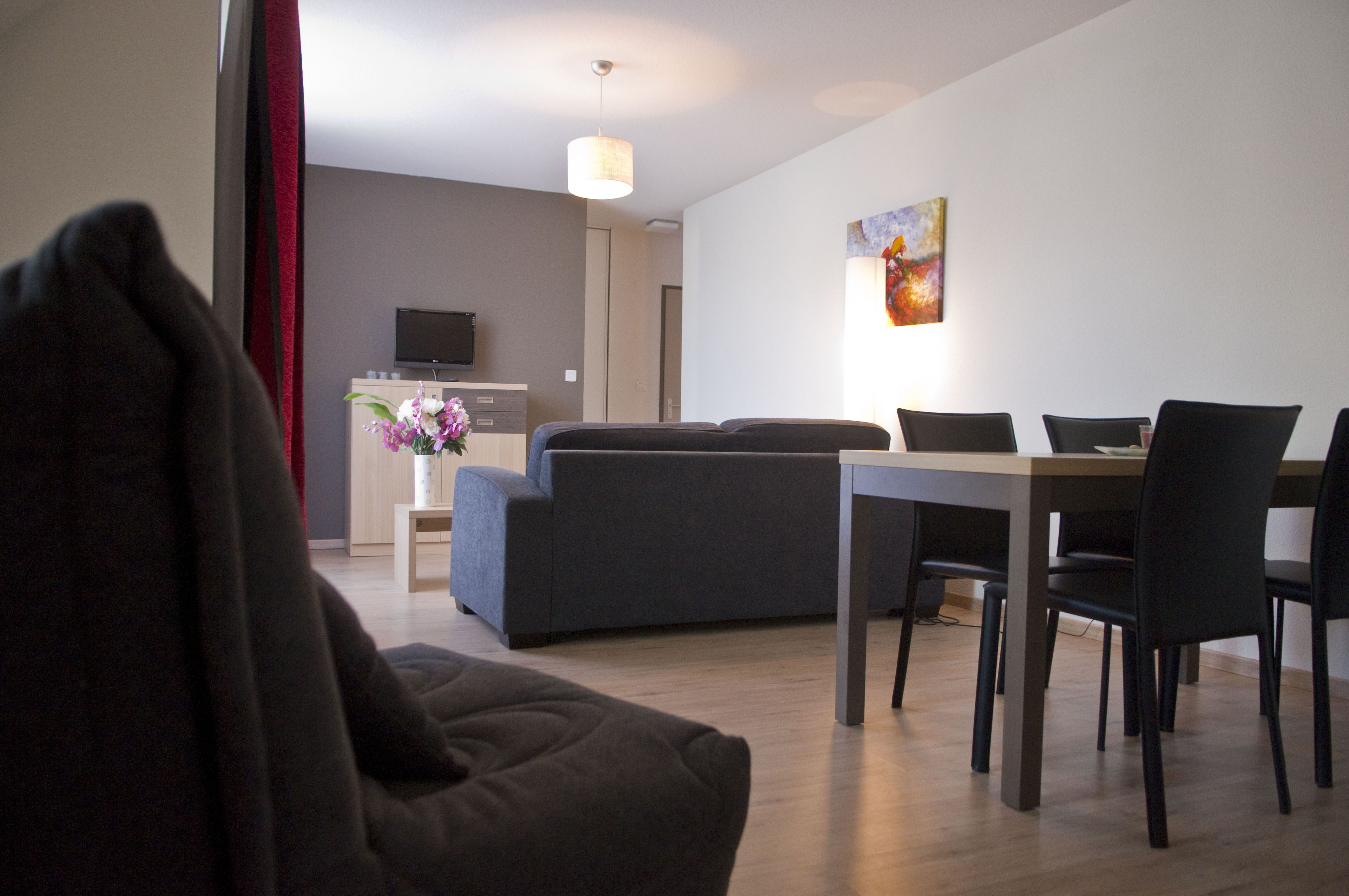 image Open-plan living and dining space, comfortably laid out for couples or small families exploring the Lot valley.