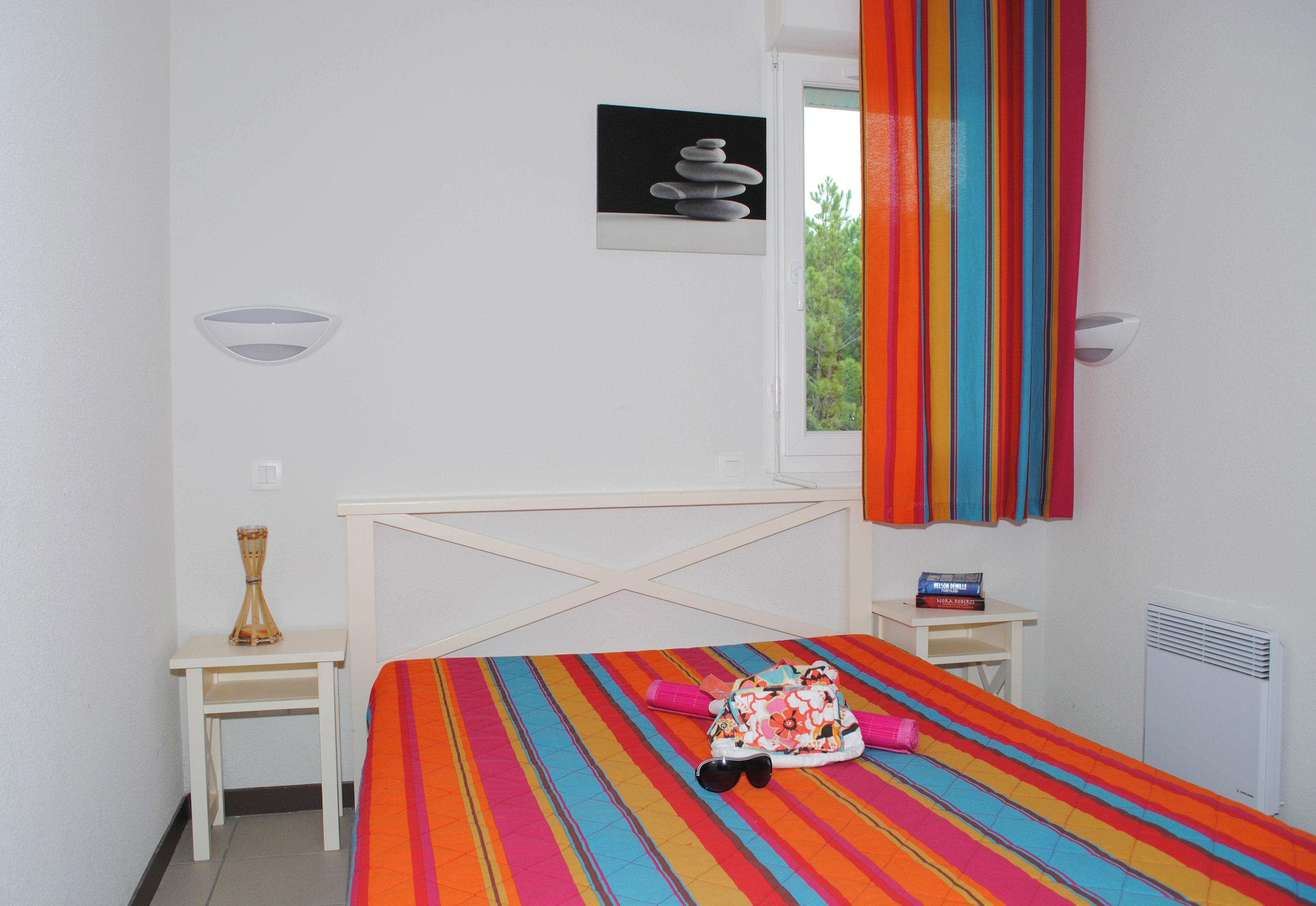 image The double bedroom is a bright, cheerful retreat in classic Landes coastal style, with comfortable furnishings for a restful night.