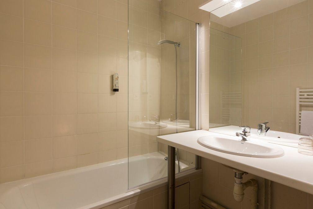 image A well-equipped bathroom with bathtub, ready for unwinding after a full day of tennis, petanque, and poolside relaxation.